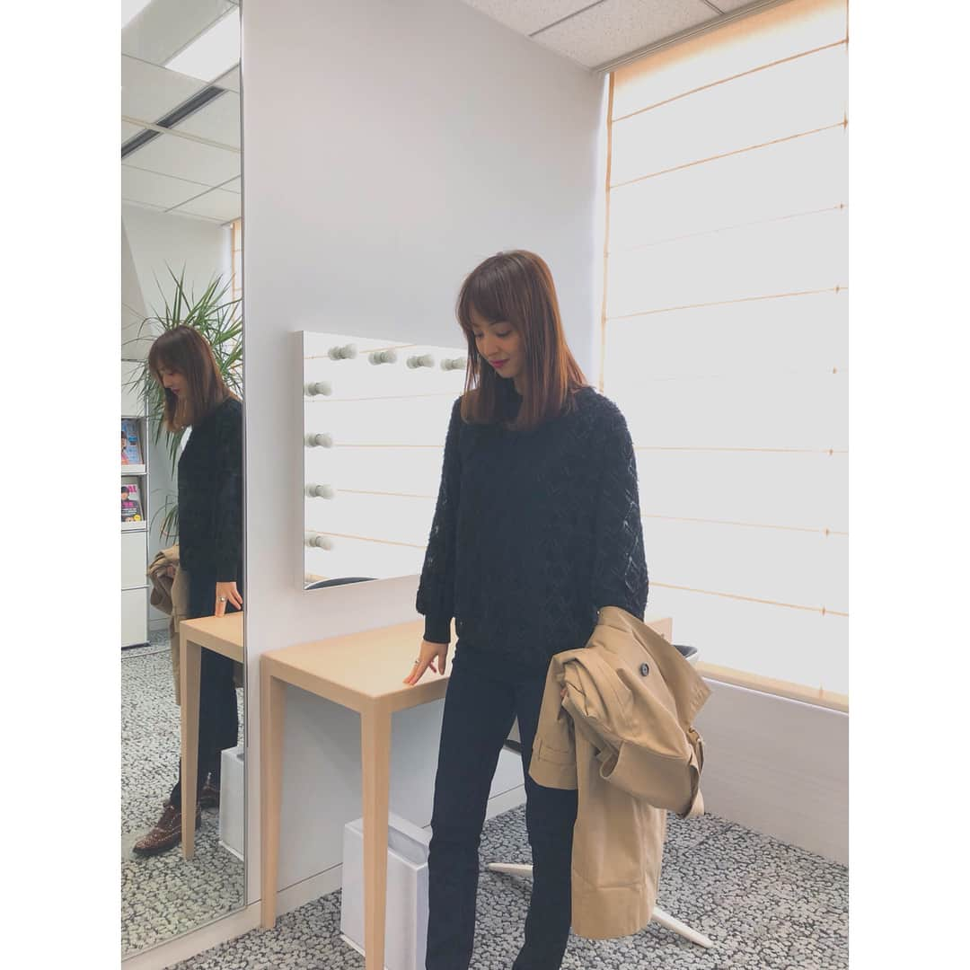 佐々木希さんのインスタグラム写真 - (佐々木希Instagram)「本日は アンティミテ秋冬の デザインを進めています！ トップスは今発売している アンティミテのトップス❤︎ #のぞみの私服 tops#intimite coat#BURBERRY shoes#Churchs ring#TOMWOOD」3月23日 16時41分 - nozomisasaki_official