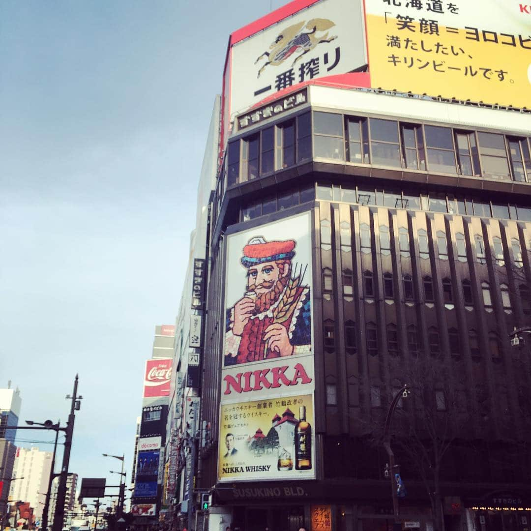 中野ミホさんのインスタグラム写真 - (中野ミホInstagram)「ただいま札幌〜。いきなりニッカのおじさん。風はまだつめたいけど、春近し！ 本日、札幌COLONYにて 弾き語りです🌸」3月23日 17時10分 - miho_doronco12