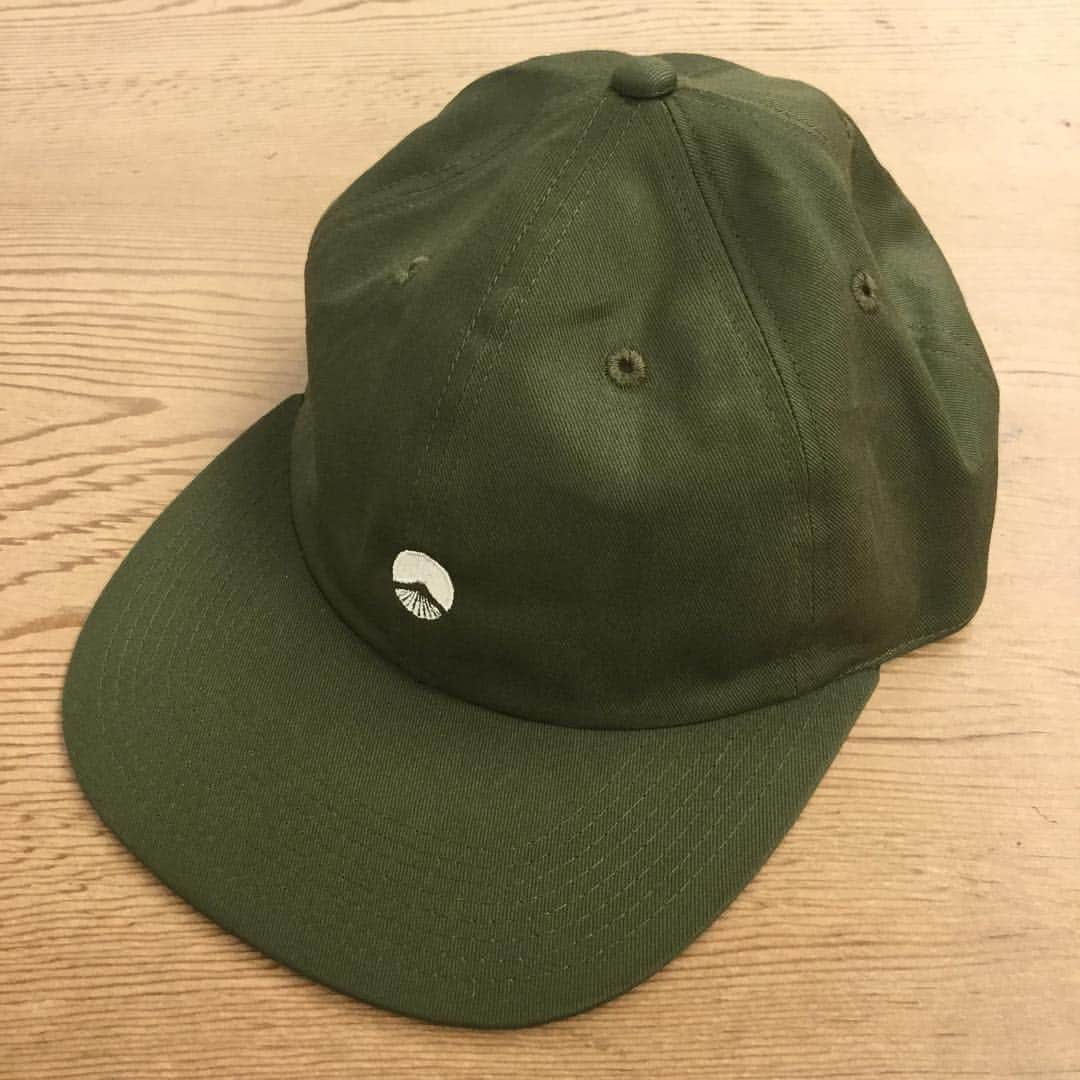 のインスタグラム：「富士山をモチーフにしたビームス ジャパンのロゴを小さく刺繍したキャップです。品切れしておりました3色が再入荷してまいりました。日本製です。 #beams #beamsjapan #beamsjapan1st #cap」