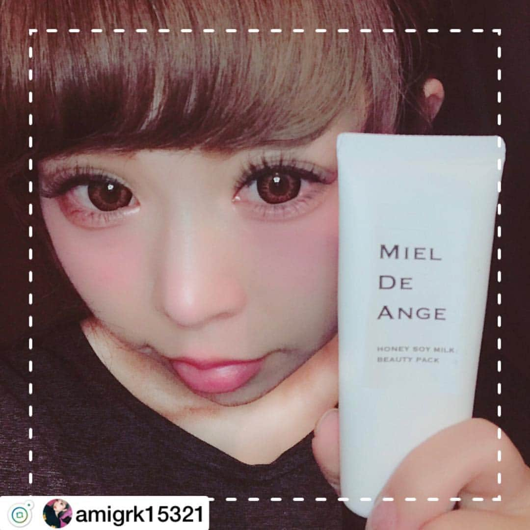 ミエルドアンジュのインスタグラム：「ご愛用ありがとうございます💝 MIEL DE ANGE いただいてから暫く使ってみた💭 感想:いざという時の救世主感がすごい！ . . 洗顔後、これを塗ってパックして5分 置いたら流すだけなんだけど 冷房の効いた場所でインナードライ気味になった肌とか 濃いメイクでしぼんだ肌が生き返る✌🏻💓 美白効果があるみたいだけど、それよりも 肌のなめらかさとかふんわり感が分かりやすい☺️ 私はベースメイクがっつり派で色々塗りたくってるから 丸丸一日濃いメイクした後の次の日の朝の 肌質がやばい時あるんだけど これのおかげで ダメージ？なにそれ？？ ってなったよ(*ﾟ∀ﾟ*)👍🏻👍🏻 ふっくらして触り心地良くなるから ベースメイクメイク楽しめる🤤💕 . ヒアルロン酸の1.3倍の保湿効果がある 超希少成分のプロテオグリカンが入ってます🙋🏻 プロテオグリカンずっと注目してたけど やっぱり良いんだな…🤔✨ . 試しに何日か続けて使ってみたんだけど、 キメを整える&保湿効果が抜群すぎて 普段乾燥肌気味の私でもニキビ らしきものが出来かかったから 1週間に1度、或いは濃いメイクで肌がしんでる時の 超スペシャルケア用が良いと思った！💥 私が目指すのは毛穴の無い、なめらかで 磨りガラスのような白肌だから これからお世話になります🤤🙏🏻💕 . MIEL DE ANGE ハニーソイミルクビューティパック ビタミンC フラーレン トラネキサム酸 アルブチン プラセンタエキス 高級保湿成分プロテオグリカン配合 塗るタイプのパック探してる方居たらぜひ〜🙋🏻🌸🌸 . #フェイスパック#美容 #mieldeange#ミエルドアンジュ  #プロテオグリカン#メイク#コスメ #乾燥肌#instagram#instagood #jbsコスメティック#美白#美肌 #スキンケア#クリームパック #雪肌#エイジングケア#likes」