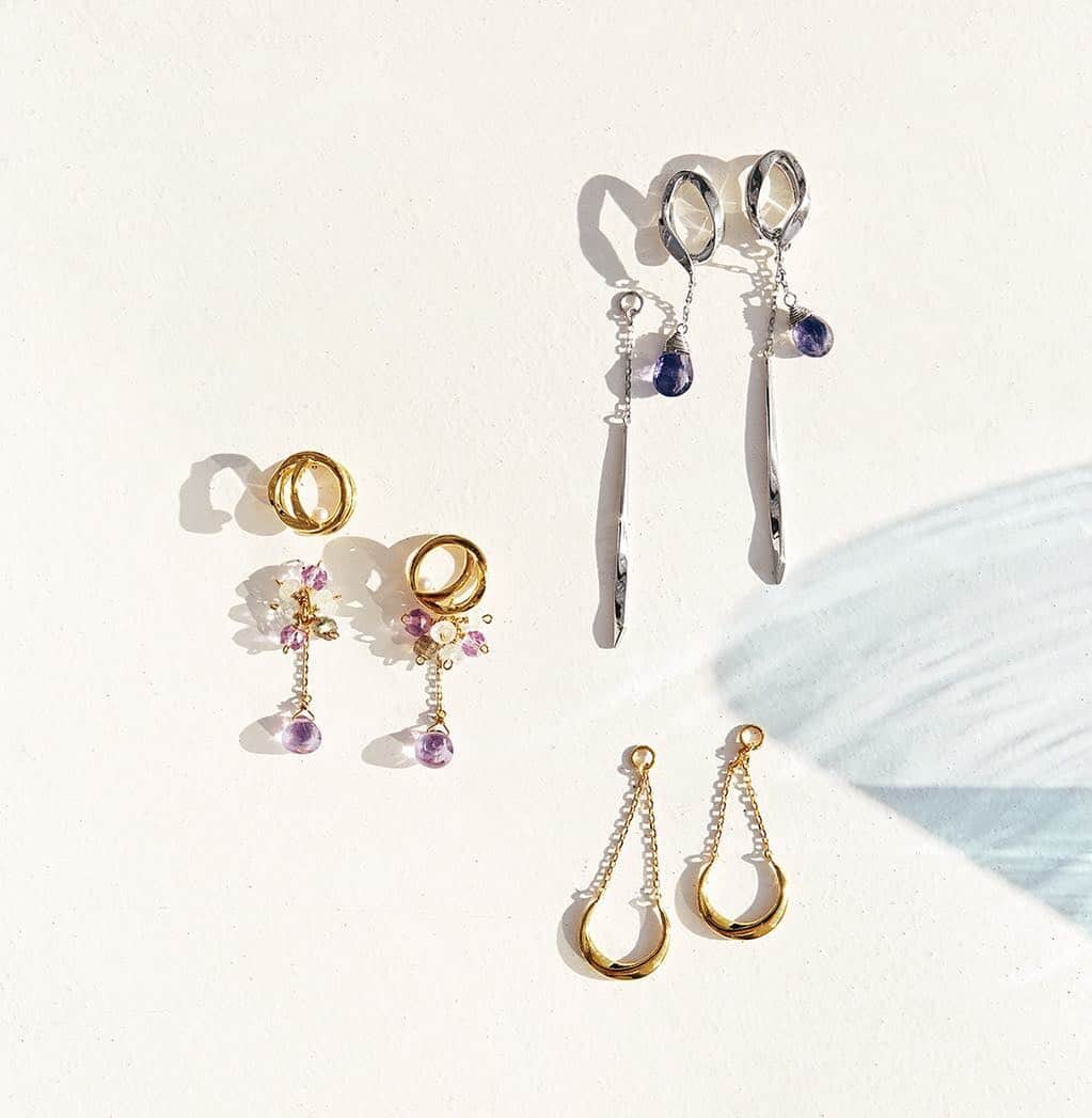 のインスタグラム：「・ SPRING 2018 " LOOP EARRING & CHARM " 渦を巻いたようなデザインで、耳たぶを挟むように着用するループイヤリング。 クリアな地金の輝きや女性らしいカラーストーンなど、春のスタイルを彩る華やかなラインナップが揃います。 ・ #ete #エテ #spring2018  #loopearring #ループイヤリング」