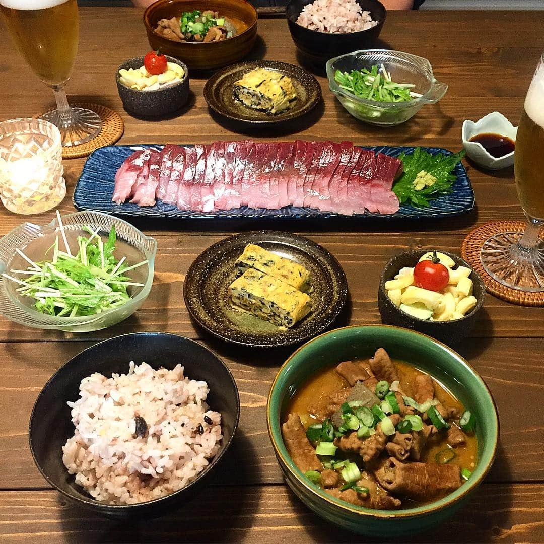 のインスタグラム：「今日の晩御飯🍚 ロケ先で食べた絶品もつ煮込みと ブリの刺し身が安かったので購入🐟 卵焼きは余ったヒジキを入れたら、 ほんのり甘く美味しく焼き上がった🍳 今朝は4時起きだったから眠い😵 #food #foodie #foodstagram #foodporn #foodgasm #foodphoto #foodpic #show_me_your_food #foodshare #foodblogger #fooddiary #foodphotograph #foodcoma #foodoftheday #yum #yumyum #yummy #followme #tonightsdinner #me #今日の晩御飯 #おうちごはん #もつ煮込み #料理好きな人と繋がりたい #ふたりごはん #日々 #暮らし」