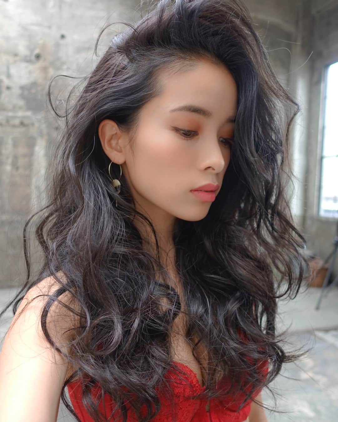 尾崎紗代子さんのインスタグラム写真 尾崎紗代子instagram 撮影で前髪立ち上げて貰ったら凄い高さ出た ﾟ ﾟ すげぃ 波 髪色は相変わらずの Hayato Merry に任せっきりの黒髪 黒にしてからお洋服選びが楽しくなったよ 隼人いつもありがとう 一緒に