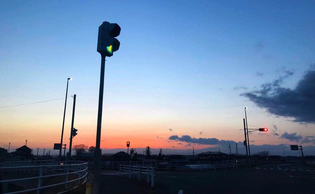 Robert de Boronのインスタグラム：「小田舎の誰も渡らないような場所のこの時間帯の信号機が好き🚦😌佇んでる感にやられるのだろうか？」