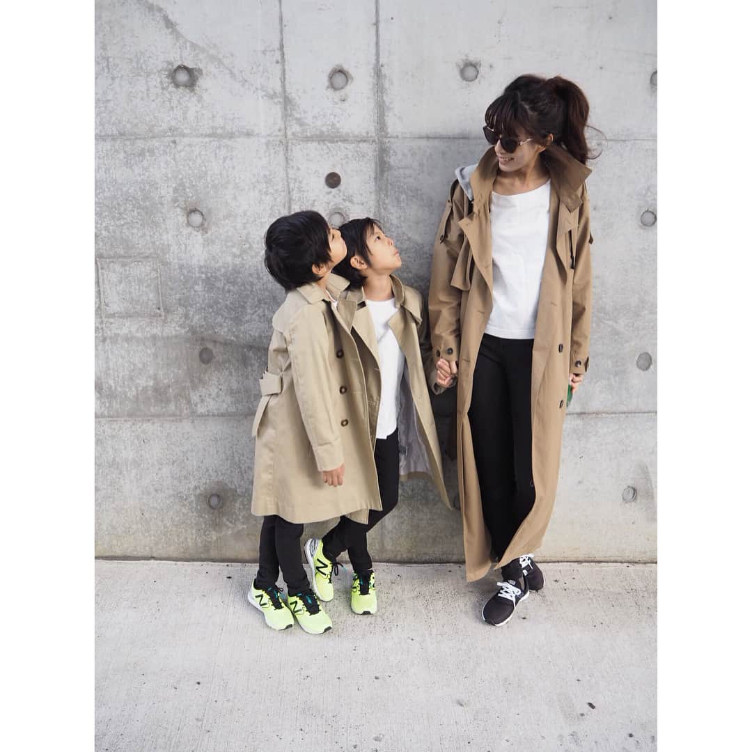 のインスタグラム：「❤︎ ニューバランスジャパンさんよりナージャイズをいただいたのでリンクコーデしてお散歩😊 * * 中敷きが柔らかくて軽くてクッション性があるから、長時間履いても疲れないので長時間歩き回るお出かけにオススメです❤︎ * * いろんなシーンで使えるナージャイズの魅力を #nergize で素敵な方々が紹介しているので是非見てね！ 詳しくは @nbwomen_jp プロフィールURLからナージャイズのWEBサイトを見てみてください❤︎ #nergize#ナージャイズ#スニーカー#スリッポン#スニーカー女子#Promotion #nergize_Walking#おでかけコーデ#今日のコーデ #双子#親子#双子ママ」