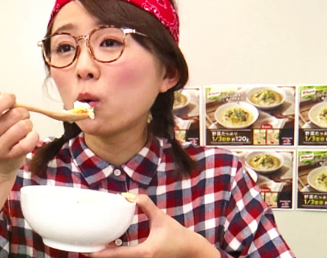 BSNジョシ部さんのインスタグラム写真 - (BSNジョシ部Instagram)「次回27日の「ジョシ部」はオサレなフォトスタジオで濃厚チーズケーキをいただくいつもの展開。超絶まいうー。※お二人さん、ちゃんとカメラ見て食べて下さい。 電車オンナもスタンバイ中です。 #ジョシ部 #BSN #新潟ジョシ部 #今井美穂 #林莉世 #チーズケーキ#3fphotostudio #ダンデライオン #古町 #味の素 #スープご飯 #電車女」3月23日 22時05分 - bsnjoshibu