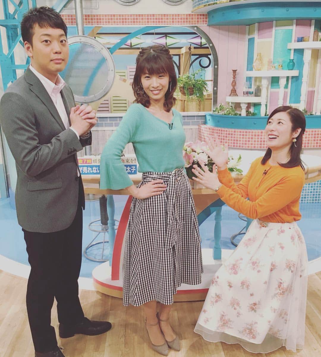 のインスタグラム：「元木さん、、なんで拝んでるの？ そして、 心がこもってるのか ちょっと怪しいぞ？笑笑  石崎さんには、 立てていただきまして、 センターを頂くことができました。  決め決めポーズが 相変わらず、決まりきらない。 まあ、これもご愛嬌で。  今日も楽しかった♥️ #FBS #金曜トレビアン #石崎佳代子アナウンサー #元木アナウンサー」