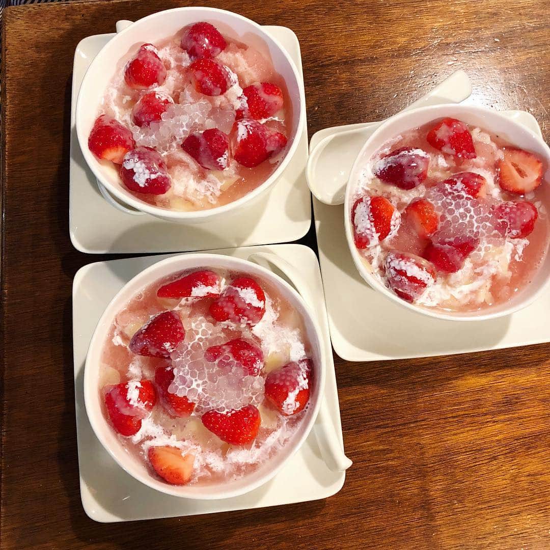のインスタグラム：「どんなにお腹がいっぱいでもデザートは別腹。今夜の〆は、季節のいちごの豆花🍓炭の香りがする豆花にうっすらいちごの氷シロップにタピオカといちごのせ🍓 カフェっぽいこんな豆花もおいしいねー。夏ならマンゴーの豆花を💛 #cobo旅  #cobo旅taiwan 2018春」