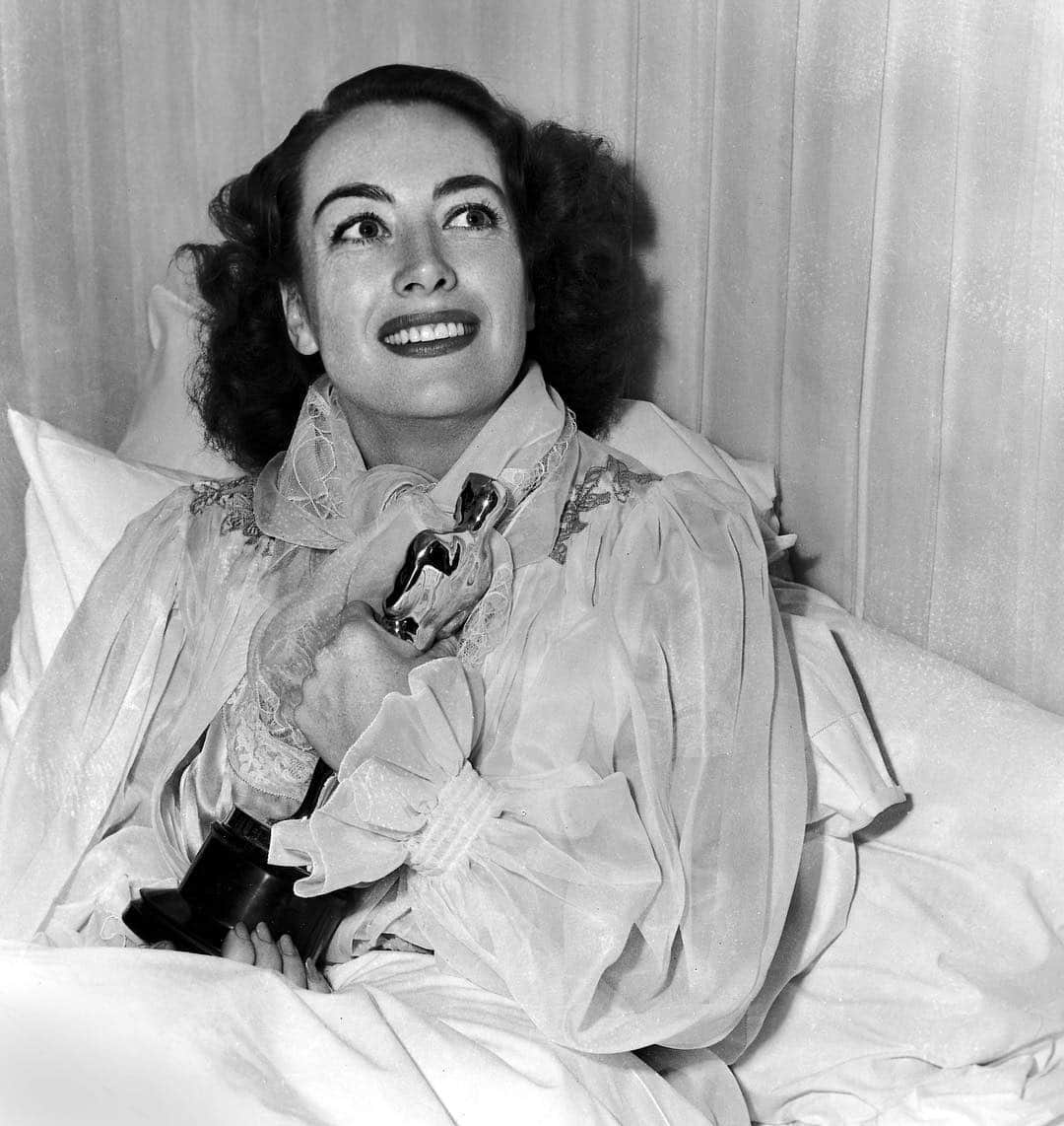 アカデミー賞さんのインスタグラム写真 - (アカデミー賞Instagram)「In 1946, Joan Crawford famously accepted her Oscar for "Mildred Pierce" from her bed. #FBF」3月24日 6時00分 - theacademy