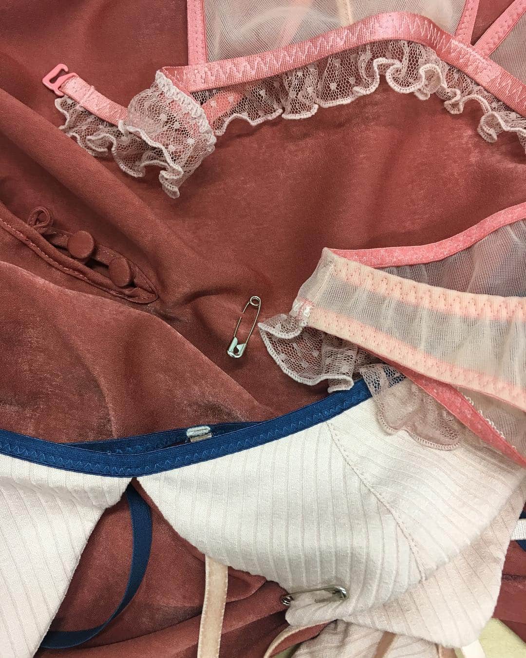 花盛友里のインスタグラム：「夏発売に向けてラヴィジュールさんとコラボして作っている下着たち。 ほんとにほんとに可愛いの ！！ ノンワイヤー初心者の人にも是非挑戦してほしいなぁ。。 あと2センチ伸ばして、、とか、お尻がもうちょっと綺麗に見えるようにこのくらいの角度にしたいなぁ、とか細かく考えて作っているよ。 楽しみだなぁ！ 次のサンプルが上がるのが待ちきれなーい！！ . . #下着 #lingerielover #girl #yeahgirlyeah」