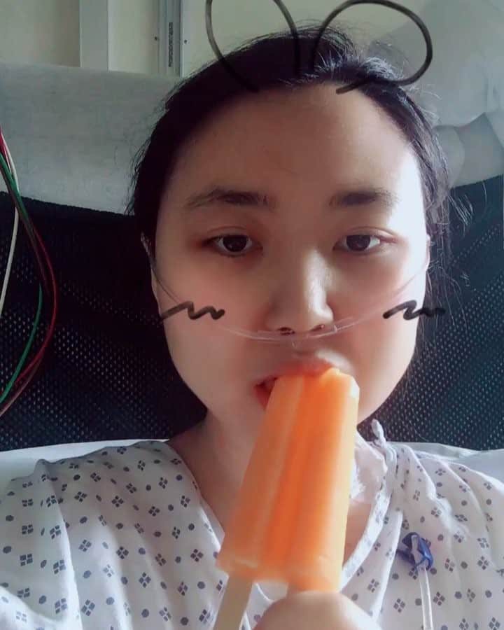 Qing Hanのインスタグラム：「I'm still aliiveee loll. Now the real battle for me begins. First foods after 24+ hours being a Popsicle helps haha. I won't be able to reply or read everyone's stuffs cause I'm so tired and my right arm is all tubed up, but thank you guys so much for the messages.  This is as far as I can't now, I'm gonna go rest. Reading is hard @-@.」