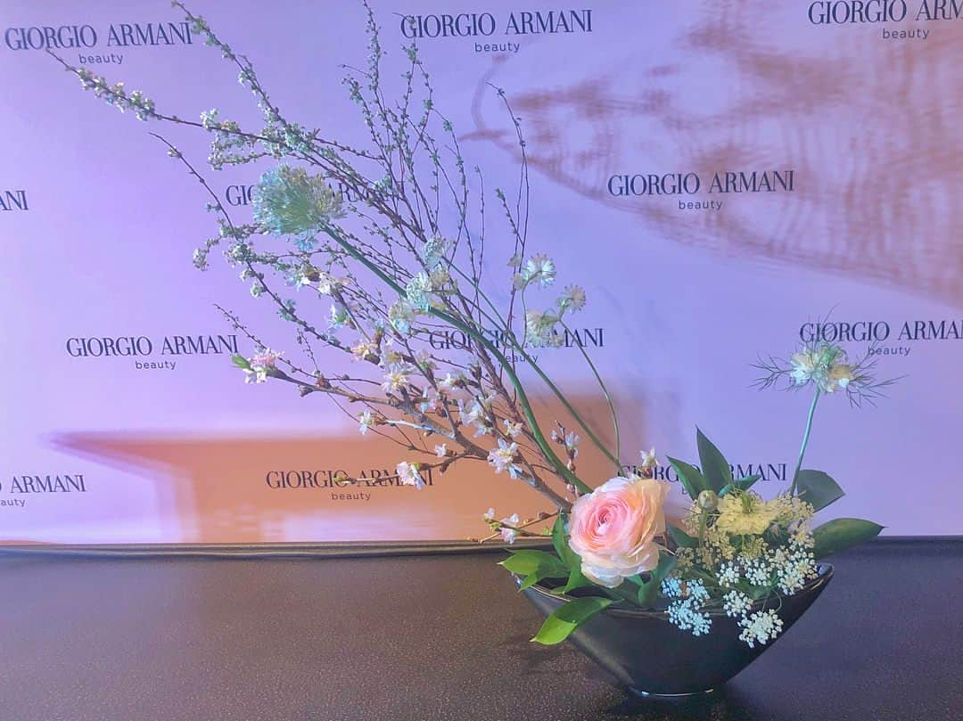 野崎萌香さんのインスタグラム写真 - (野崎萌香Instagram)「お着物に華道に茶道💐🍵🇯🇵👘 . . .  アルマーニ氏が大好きな 日本の美しい春を感じられる 素敵な夜でした。  私がこの日塗っている アルマーニの400番は どんな人にも似合う 素晴らしいアルマーニレッド💋 みんなも試してみてね❤️ . . .  私は普段使いは404番を使っているよ❤️ . . .  直塗りではなく、 指でポンポンと たたくように塗ると 自分の唇と馴染んで 自然発色したように見えるよ💄  #TokyoGardens @giorgioarmani  @armanibeauty」3月24日 8時29分 - moeka_nozaki