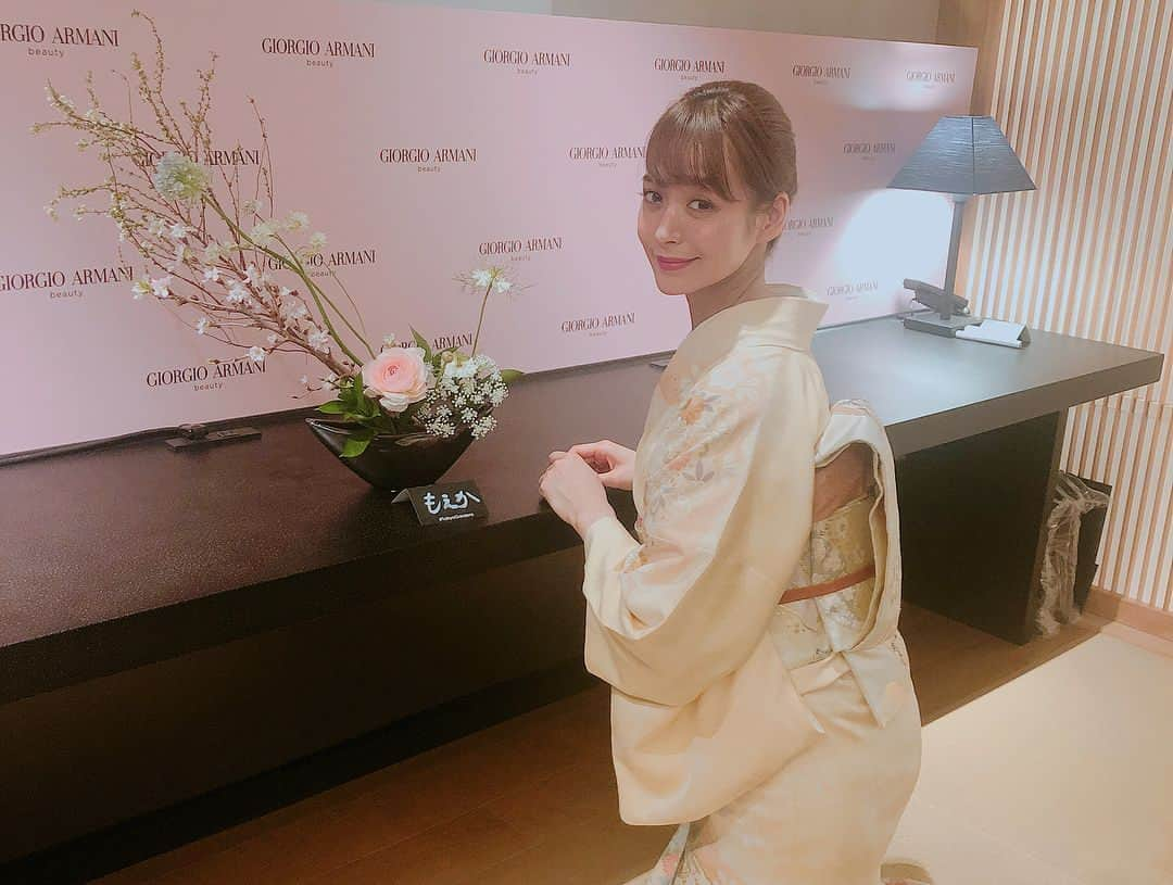 野崎萌香さんのインスタグラム写真 - (野崎萌香Instagram)「お着物に華道に茶道💐🍵🇯🇵👘 . . .  アルマーニ氏が大好きな 日本の美しい春を感じられる 素敵な夜でした。  私がこの日塗っている アルマーニの400番は どんな人にも似合う 素晴らしいアルマーニレッド💋 みんなも試してみてね❤️ . . .  私は普段使いは404番を使っているよ❤️ . . .  直塗りではなく、 指でポンポンと たたくように塗ると 自分の唇と馴染んで 自然発色したように見えるよ💄  #TokyoGardens @giorgioarmani  @armanibeauty」3月24日 8時29分 - moeka_nozaki