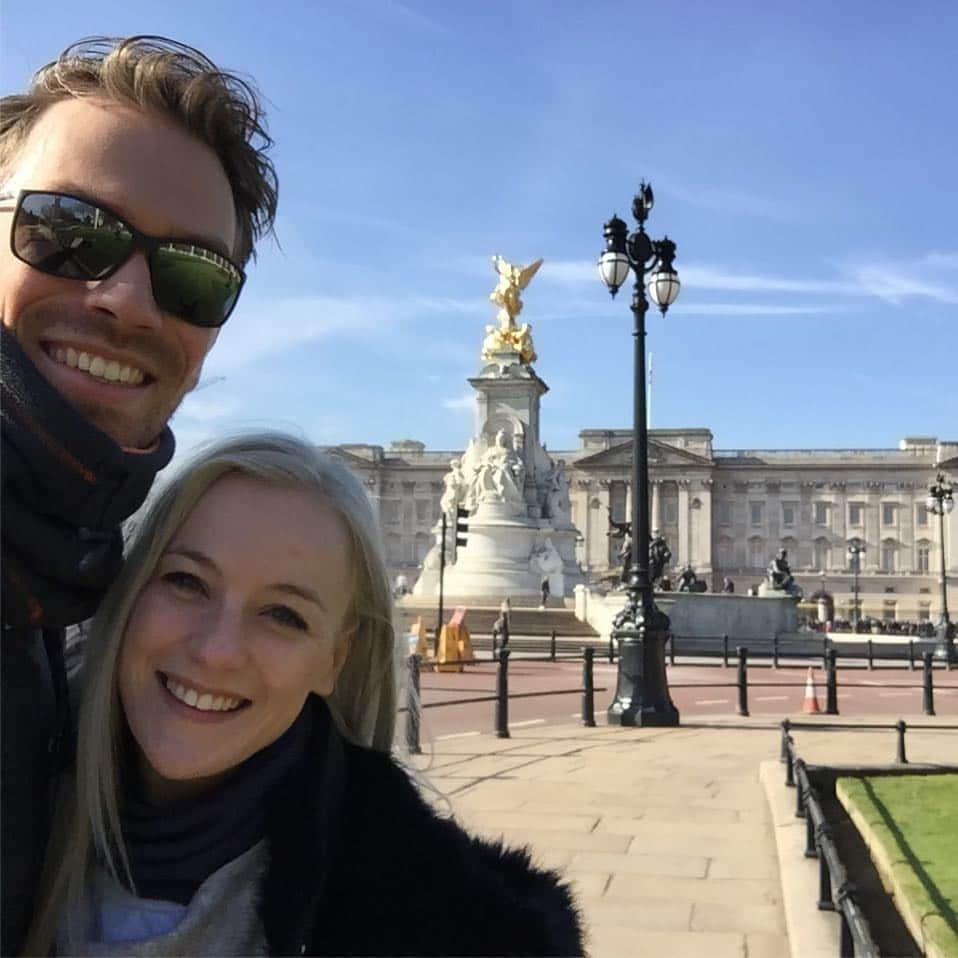 ニコラス・バックランドのインスタグラム：「London tourists! 😁 . . . . #london #buckinghampalace #tourist #sunshine #uk #england #athlete #olympics #themall #selfie #instaselfie #instagood #picoftheday」