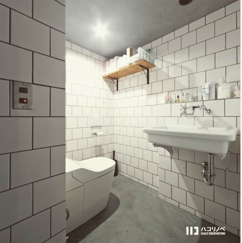 ハコリノベさんのインスタグラム写真 - (ハコリノベInstagram)「2018.03.24 ・ 海外みたいなタイル貼りのサニタリーバスルーム＊ 壁は150角の白タイルを馬目地で。 天井と床は水にも強いモールテックス。 置き型浴槽にオシャレなシャワー。 憧れますね〜 ・ #ハコリノベ#ハコリノベ不動産#リノベーション#hacorenove #renovation #マンションリノベーション#戸建リノベーション#モールテックス#moltex#タイル#海外みたいなバスルーム#置き型浴槽#実験シンク」3月24日 18時41分 - haco_renovation