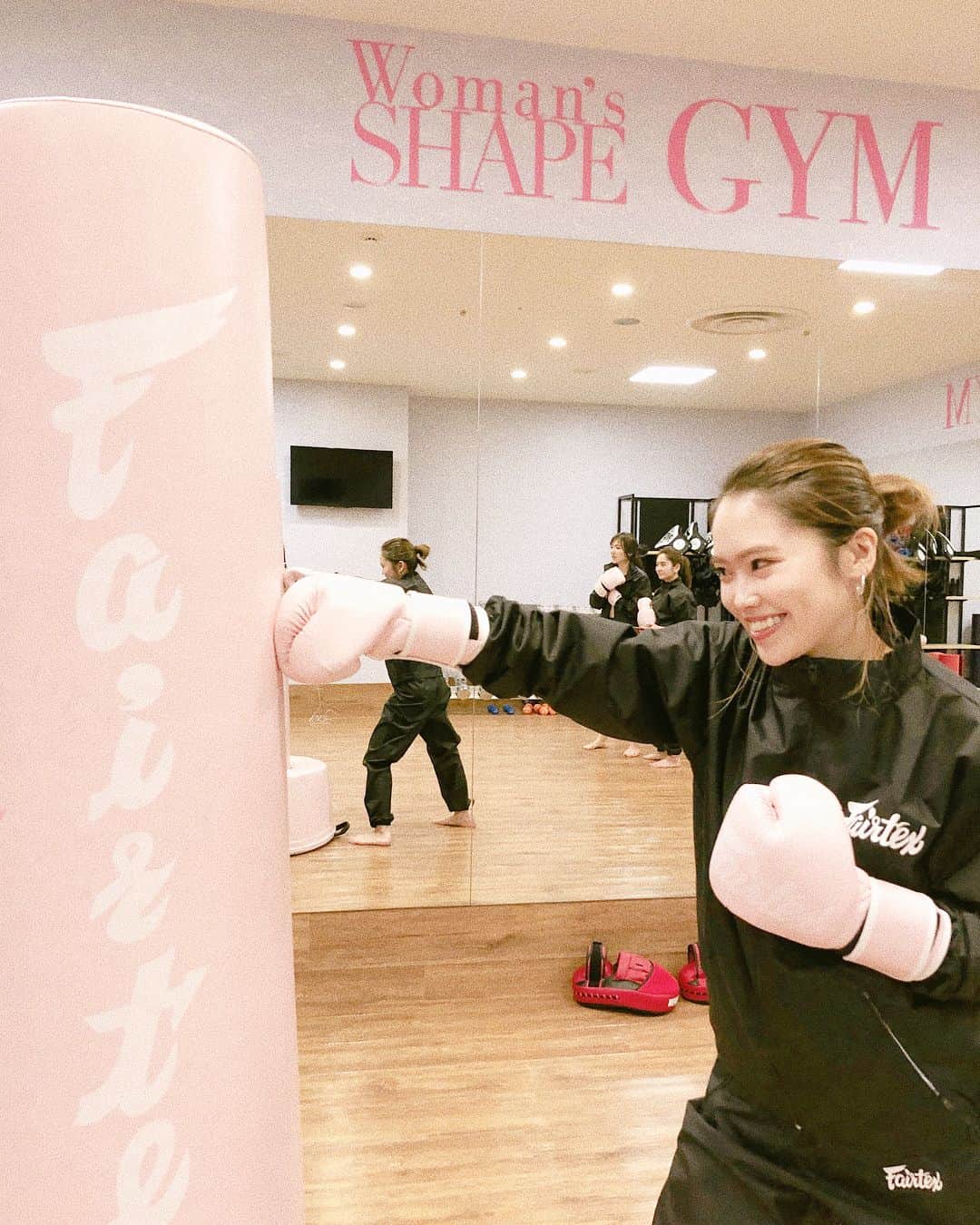 井村亜里香さんのインスタグラム写真 - (井村亜里香Instagram)「アクティブな土曜日🙌🏻 せとはるちゃんに誘ってもらって #初キックボクシング 🤛 ・ @setoharu1030 プロデュースの #Fairtex のサウナスーツを着て装備だけは万全！！笑 ・ シンプルでかわいいのに滝のような汗をかける 最強スーツ✨ 私にできるのかドキドキして参加してたの😂 が始まってから パンチとキックがミッドに当たる爽快感が ストレス発散に変わりきついけど 超楽しかった😆🥊🥊🥊 これは痩せるわ！！！ ・ 6月の結婚式までに通って できるだけ痩せたい宣言✋🏻‼️ ・ 終わった後の達成感が部活やってた時 みたいで懐かしかった😌 ヒィーヒィーうるさかったけど😂 ・ まだまだ初心者でキレイにミッド打ちできないのが 負けず嫌いの私は悔しいので また近いうちにに行きたいなー！！ ・ ちなみに新宿高島屋の8Fで できます🤲 きっかけを与えてくれた せとはるちゃんには感謝！！ ありがとう！！ みんなもおつかれさま🧡 ・ #active#activdgirl#kickboxing#girlssports#sports#girlsday#スポーツ#サウナスーツ#アクティブガール#スポーツ女子#プレ花嫁#ダイエット#春婚2018#東京ガールズキックボクシングクラブ」3月24日 18時49分 - arika_imura
