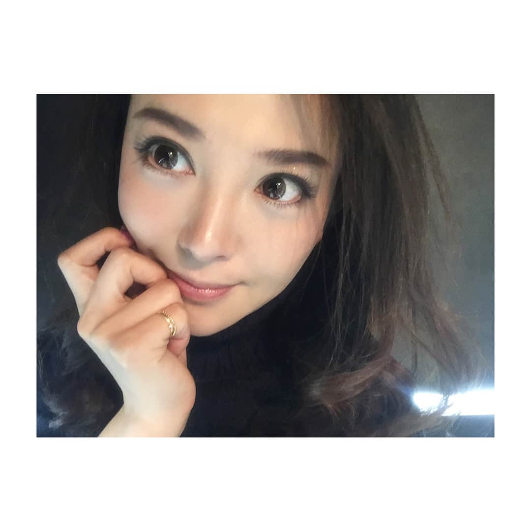 山崎みどりさんのインスタグラム写真 - (山崎みどりInstagram)「最近のメイク。 眉を太めでいつもよりストレート気味に描いてます✍️ ・  お肌は 顔色良い&艶肌 を目指したベースにしてる💋 ・  カラコンは最近お気に入りでよーく使ってる @eyetoeye_official のジャスミンブラウン👁愛用カラコンは2枚目にスワイプ👉🏻 ・  #太眉 #ストレート眉 #眉 #眉メイク #メイクアップ #makeup #make #makeupartist #小顔メイク #艶肌メイク #でか目メイク #春メイク #ピンクチーク #カラコン #お気に入りカラコン #愛用カラコン #eyetoeye コンタクト」3月24日 18時53分 - midori_yamasaki_