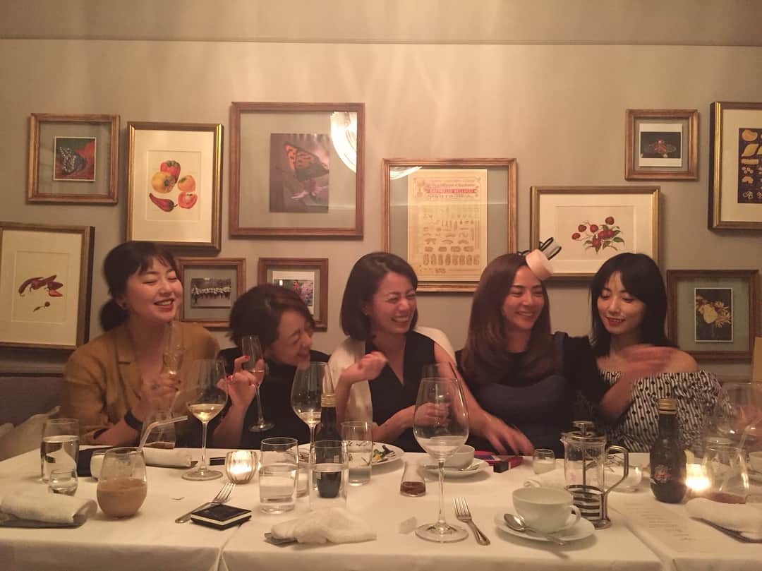 のインスタグラム：「可愛いすぎるレストランで、 お誕生日は嬉しいよね最高だね！と言ってくれて お祝いしてくれる友達たち。 毎年 素晴らしいオーガナイズと 素敵な時間を本当にありがとう♡♡♡ . #mybirthday #thankyoumyfriends @kanavelnica  @lilylilylilycom  @haruko227  @megumi1818」