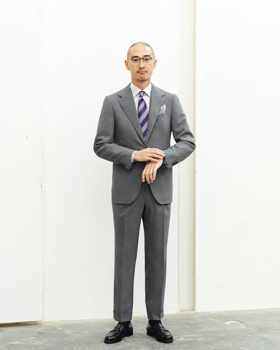 のインスタグラム：「Spring / Summer 2018 “THE PERSON” グレースーツ×パープル . 桑原 健 @t_kuwa_ua_1998 . #スーツ ¥150,000+tax #シャツ ¥13,000+tax #タイ ¥12,000+tax #チーフ ¥6,000+tax #シューズ ¥76,000+tax #UnitedArrows #ThePerson #18ss」