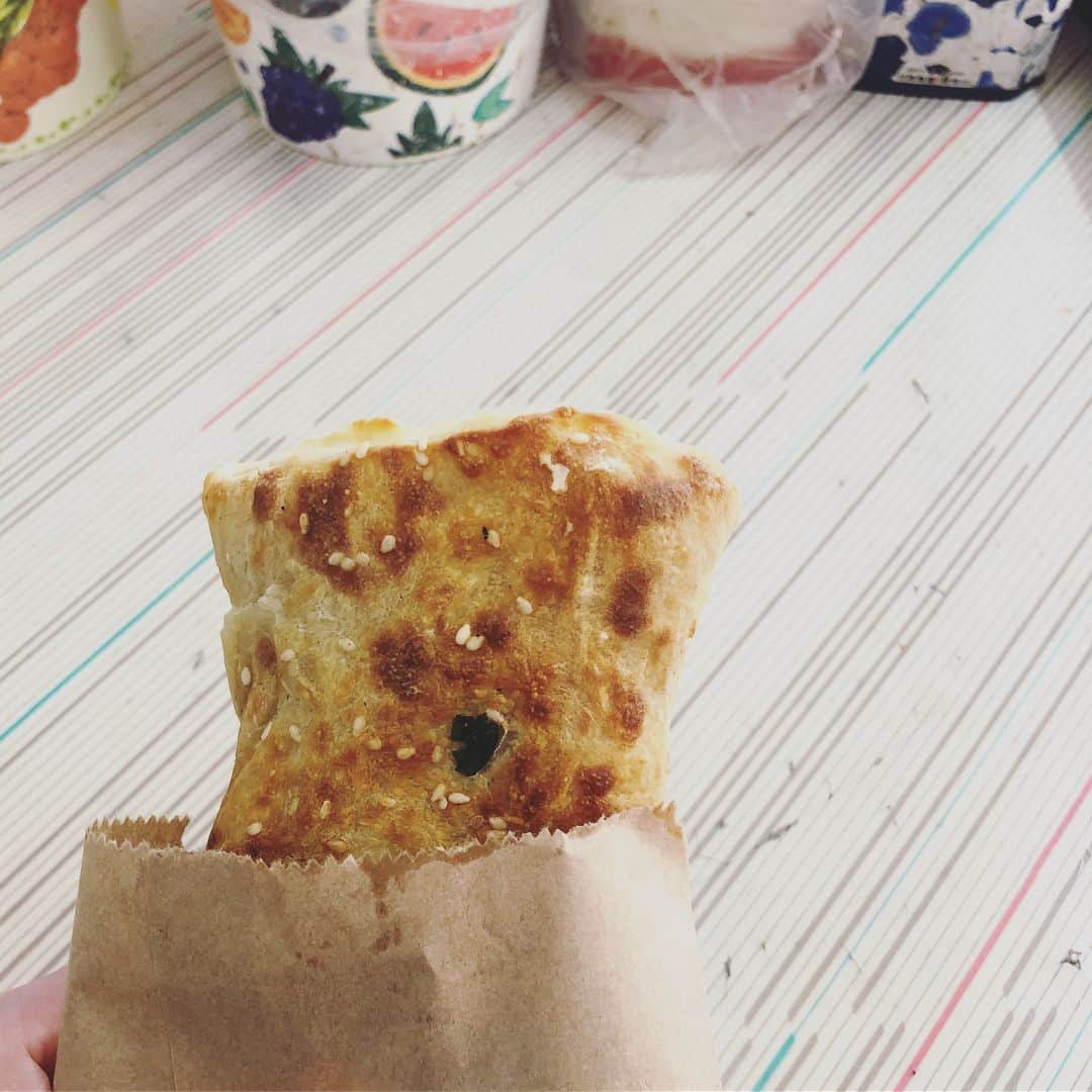 のインスタグラム：「この焼餅が食べたくて💛やっぱりおいしい！  道端にいた黒犬がかわいい💕  #cobo旅  #cobo旅taiwan」