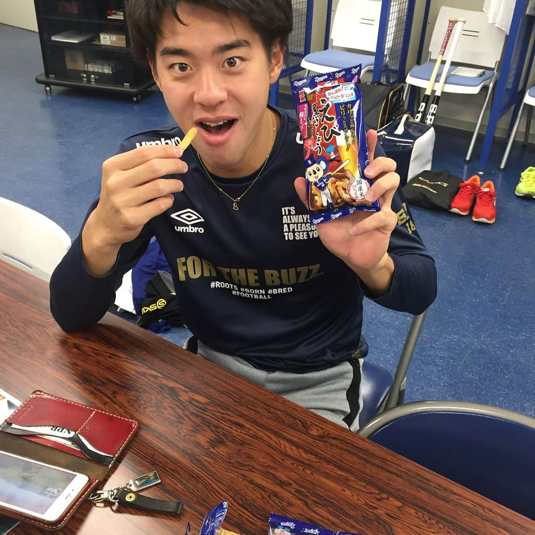 笠原祥太郎さんのインスタグラム写真 - (笠原祥太郎Instagram)「岩塚製菓さんから中日ドラゴンズとコラボしたお菓子を差し入れしていただきました！ 明後日からナゴヤドームの隣のAEONで発売されるらしいのでよろしくお願いします！ ちなみに鈴木翔太はえび黒こしょう味がお気に入りみたいです（笑） #岩塚製菓 #中日ドラゴンズ #ドアラ」3月24日 13時26分 - kshrstr0317