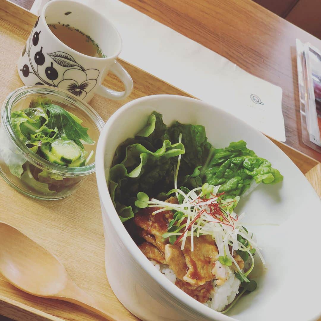 若松駿太のインスタグラム：「今日のランチ〜☺️ #焼肉丼 #cafe air」