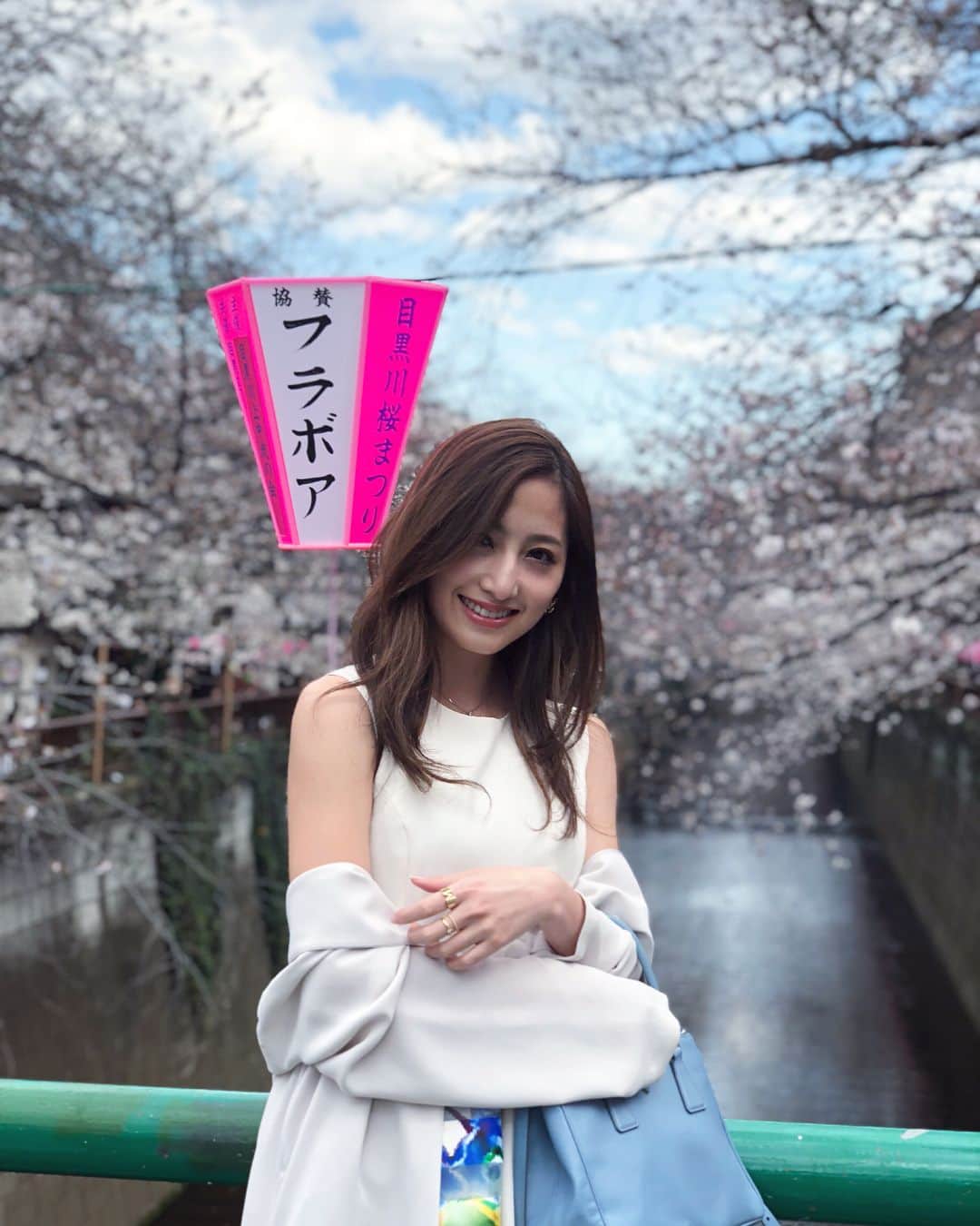 のインスタグラム：「． 中目黒駅にヘアセットしに お昼頃に行ったんだけど ものすごく混んでたー😵💦 昨日はまぁまぁ空いてたのに 土日だからすごいね(＞＜) ． この季節の土日は 中目黒に大行列がおきる！！！ 桜大行列🌸😳🌸 ． #中目黒#目黒川の桜#桜#お花見 #目黒川桜まつり #cherryblossom #フラボワ って何だろう笑」