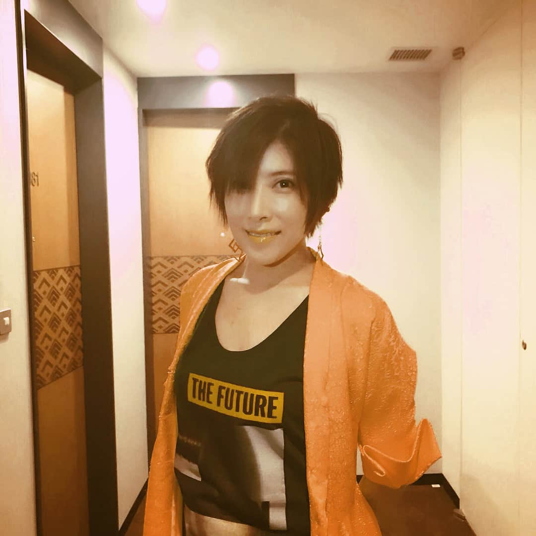 YU-KIさんのインスタグラム写真 - (YU-KIInstagram)「同じ服も退屈なんでコートの色味エディットしてみた。🧥ヘアメイク、久々太幡さんにお願いしたんだけど、元々スタイリングも色んな人とセッションするのが好き。違う自分を発見出来ちゃうから。この時のリップ💄は自前。スギ薬局で見つけた  #ロレアルパリ なんだけどこの組み合わせ正解❣️マットなのにさらっとしてて、色味オシャレ、安い。ベージュ、オレンジ系が好きな方タッチアップしてみて💕男性の方は彼女や奥さまのプレゼントにいかがでしょう？「いないしっ！」という方は私にw😆 →エイベックス・マネジメント株式会社  #rロレアルパリ #潤うマットリップ #クレヨンサンセットC501  #カラーリッシュエクストラルージュ725  #カラー豊富 #trf25th  #yu-ki」3月24日 15時37分 - yuuki.trf.1912