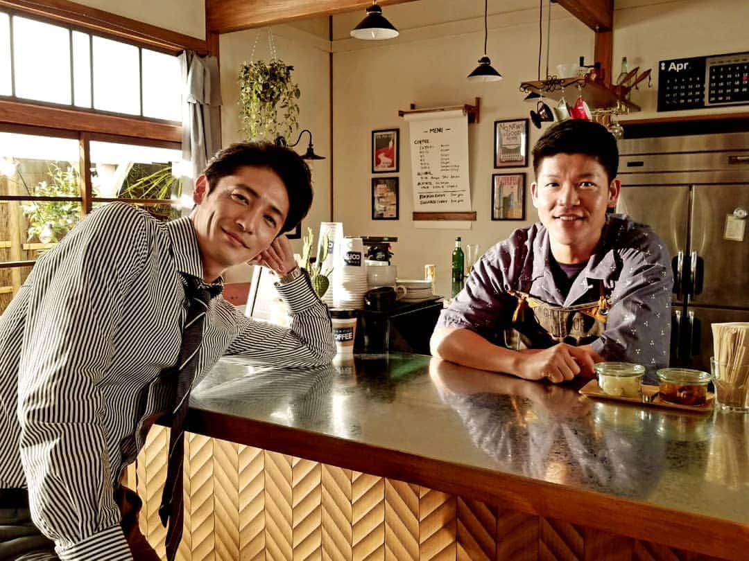 のインスタグラム：「佐藤秀明( #玉木宏 )と三浦圭介( #駿河太郎 )は大学🎓の同級生😊 圭介は真弓( #中谷美紀 )の高校時代の後輩でもあります🐱 #TBS #金曜ドラマ #金ドラ #あなたには帰る家がある #あな家  #カレーショップこまち #圭介の店 #秀明は常連さん #ほんのり香る #カレーの匂いが #ふたりの #食欲をそそる」