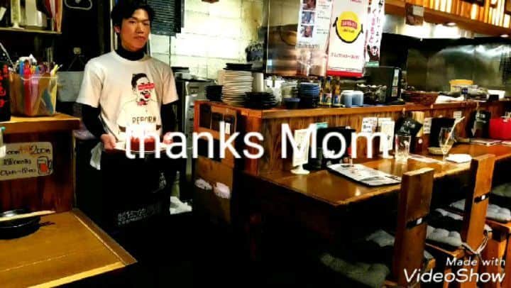 のインスタグラム：「* 昨日は【上内建治 last day】。✨ 最後の日、お母さんを呼んでサプライズ。 「ここまで育ててくれてありがとう。」と しっかり感謝の気持を言葉にしていました。 思っていてもなかなか難しいですよね。 素敵なものを見せていただきました。 春から社会人！ ながしろで培ったものを武器にまだまだ成長してね。🌸 * 本日もながしろ、元気に営業しております！！ 有り難いことに本日もご予約を沢山いただいております。 ご来店の際はご連絡頂ますようお願い致します！！😊😊 * やきとり有機野菜 ながしろ 〒553-0004 大阪府大阪市福島区玉川4-15-9 マンションニュー富士1F  電話：06-6225-1555  FAX：06-6225-1550  営業時間 PM5:00~AM1:00  日曜日AM12:00colse * #ながしろ #居酒屋 #焼き鳥 #日本酒 #大阪 #福島 #野田 #玉川 #卒業 #サプライズ #春 #3月9日 #恩返し #母 #息子 #おめでとう #ありがとう #japan #osaka #fukushima #food #sake #swereked #chicken #thankyou #smile」