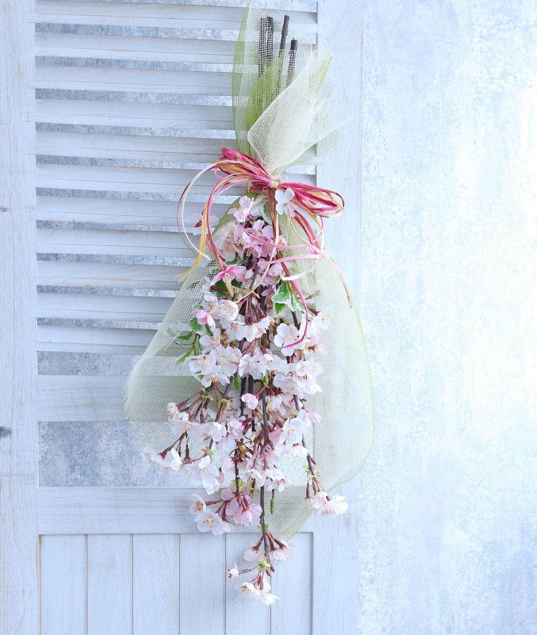 東京堂アーティフィシャルフラワーMAGIQのインスタグラム：「・ 【アーティフィシャルで春を迎える】 〜『桜』を飾る 〜 ・ FM8072 淡雪の桜 中枝 FM7044 薄紅の桜 ミニ FM880002 チェリーペタルパック FG4110-23 ミニファイカス ・ 🌸桜咲く季節に和洋折衷で春を祝う 【さくらイースターキャンペーン🌸】キャンペーン開催中❗️ ・ 【参加方法】 さくら🌸"+春祝う行事"イースター🥚"和洋折衷の【さくら+イースター】を表現した花の写真を投稿してください！ ・ 応募は簡単❗️ 以下参加方法にて、どなたでも参加🆗です‼️ (プロフィールURLから、キャンペーンサイトの詳細確認お願いします🙇‍♂️) ・ 🌸キャンペーン概要🥚 ●実施期間 2018年3月22日(木)〜4月8日(日) ●テーマ 【さくら+イースター】表現した写真を投稿してください。 ◉花は➡️アーティフィシャルフラワーのほかに、生花、ドライフラワー、プリザーブドフラワーでも🆗です。 ◉作品・被写体➡️ アレンジ・花束・アーティリウム(ハーバリウム)のほか、お料理やお菓子などとのテーブルコーディネートも花を使った写真であれば🆗です！ ●参加方法 ① @magiq.jp フォロー ② 【#magiqさくらイースター2018】のハッシュタグを必ず付けて期間内に投稿してください ＊注)①フォロー&ハッシュタグがない と対象外となります ②開催期間外の投稿は、無効になります ・ 🌸受賞者発表:4月12日(木) ・ 皆さまのステキな写真投稿を、お待ちしております❗️ ・ #東京堂#TOKYODO#MAGIQ#MAGIQのある暮らし#アーティフィシャルフラワー#アーティフィシャル#花#アートフラワー#造花#花のある暮らし#花のある生活 #花好きな人と繋がりたい#ザ花部#フラワーデザイン#フラワーアレンジメント#フラワーアレンジ#アレンジメント#春#さくら#桜#イースター#cherryblossom#easter#artificalflower#artifical#flowerstagram#floweroftheday」