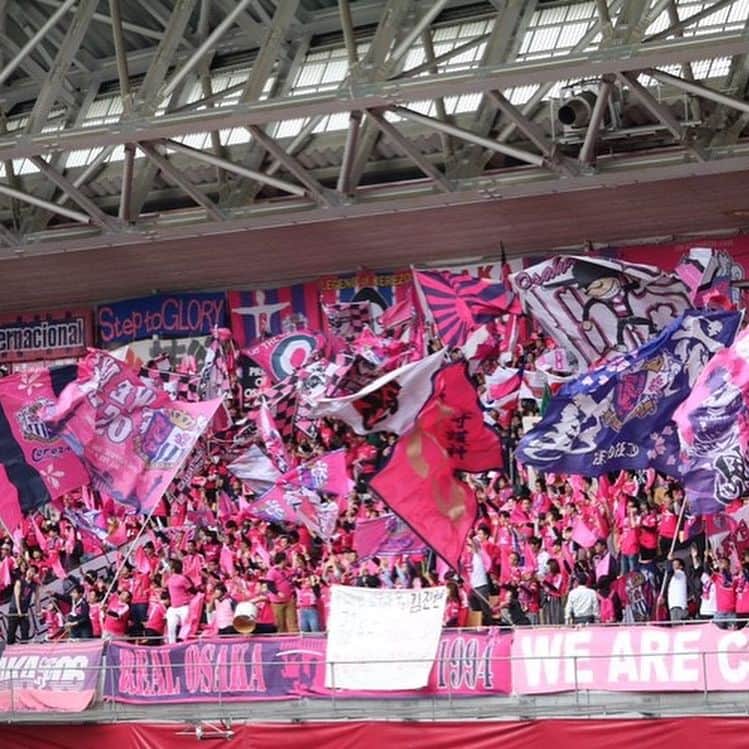 のインスタグラム：「SACASO編集部やんまーです！もうすぐ、本格的に桜が満開のシーズン！応援するサポーターはまさに桜（セレッソ）の様に満開でした！皆様の熱い声援がセレッソ大阪並びに大阪市を盛り上げます！ちなみに皆様で桜の花に見立てて大阪を大きく盛り上げて咲かそう！😁それがSACASOです(^_−)−☆創刊号楽しみにしてください⚽️ #SACASO#編集部#セレッソ大阪#サポーター#桜の花#ヴィッセル神戸戦」