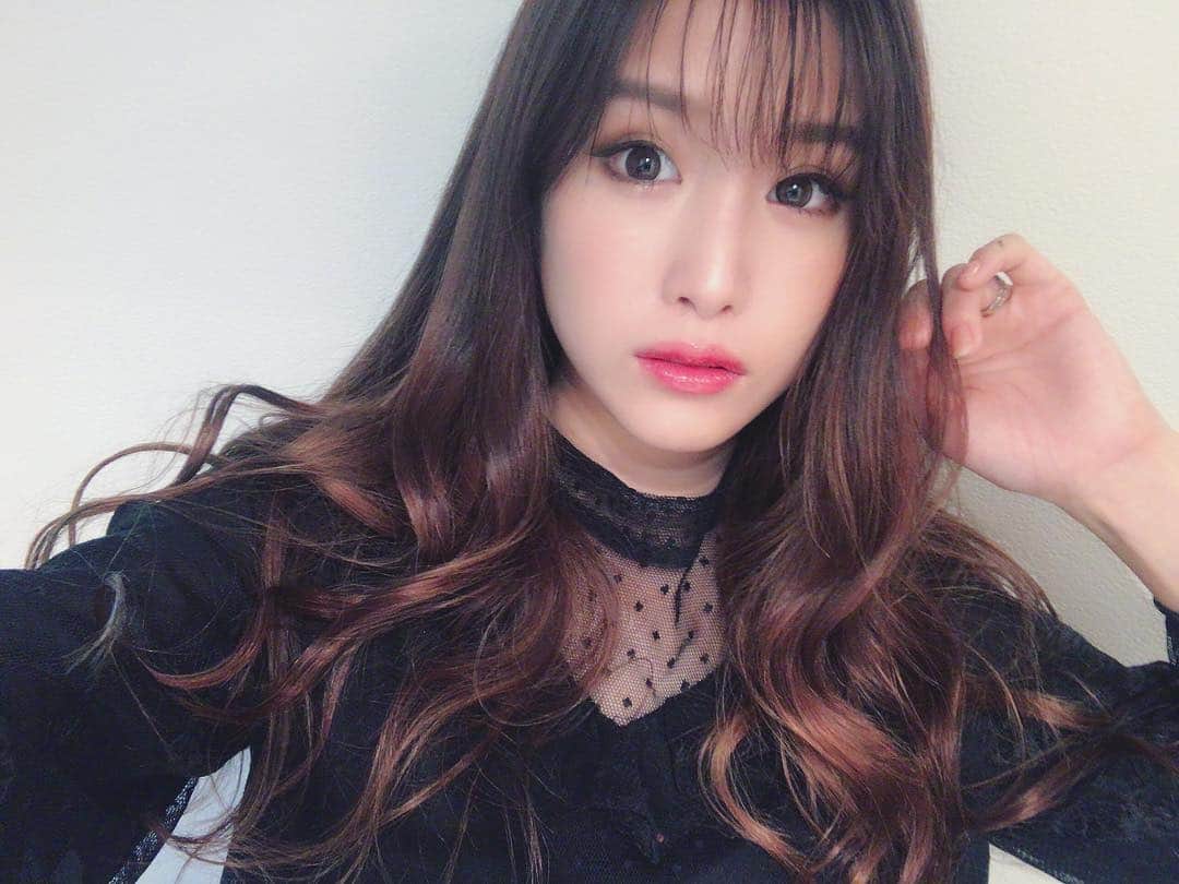 のインスタグラム：「最近前髪を#Nexus(@hair.salon.nexus )で人生2回目のシースルーバングにしてもらった👐 これならかきあげもできるしどっちにもアレンジできるから楽☺️ #Nexus #心斎橋 #シースルーバング #前髪 #前髪アレンジ ##hair #hairstyle #hairset」