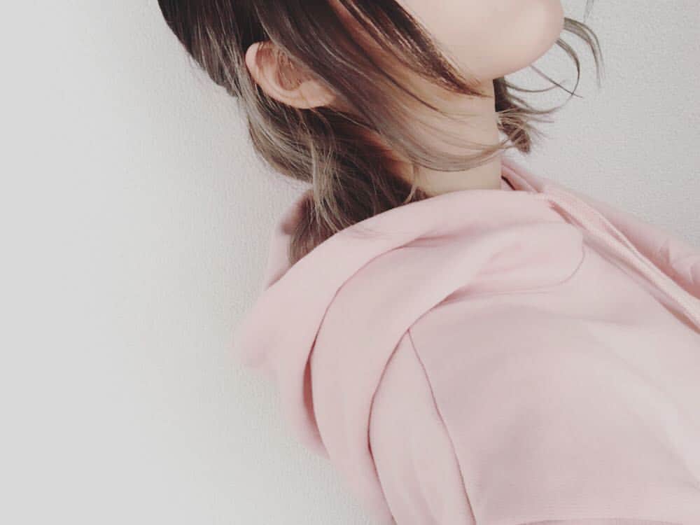 朝日奈丸佳さんのインスタグラム写真 - (朝日奈丸佳Instagram)「パーカー着がち。好きでして。  おニューのピンク  #パーカー  #パーカー女子」3月24日 20時38分 - madoka_maru_hina
