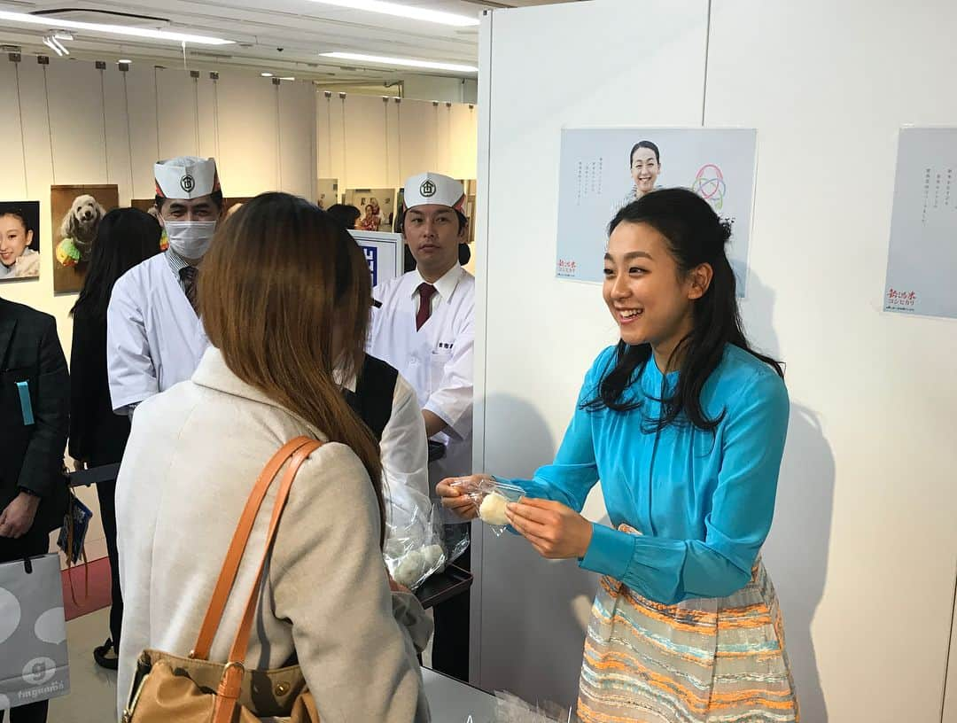 浅田真央さんのインスタグラム写真 - (浅田真央Instagram)「高崎タカシマヤで、真央展が始まっています❣️サイン本、ポストカード、塩むすびを、皆さんにお渡ししました💝 ありがとうございました😊 #浅田真央展#まおむすび#高崎」3月24日 20時39分 - maoasada2509