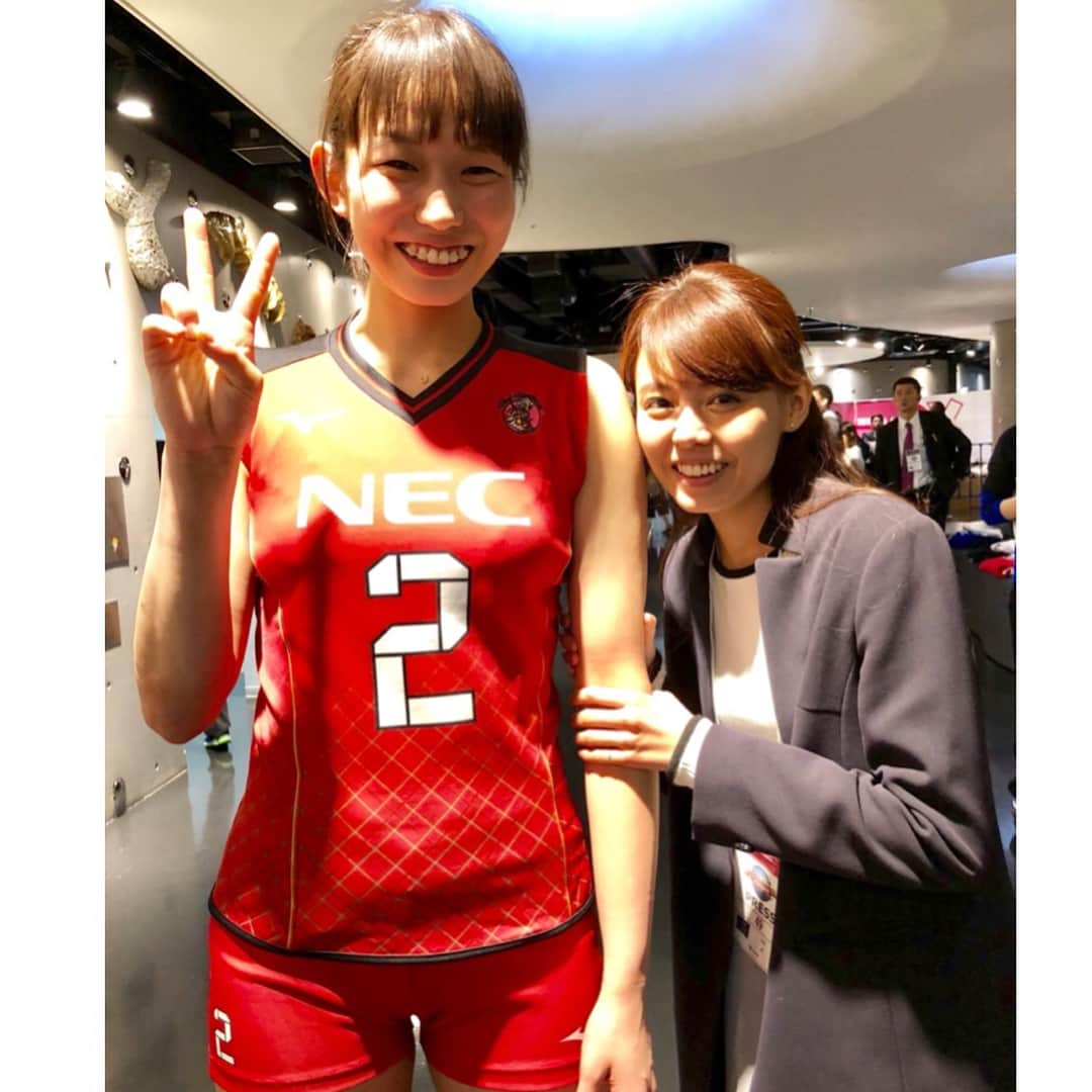 宮澤智さんのインスタグラム写真 - (宮澤智Instagram)「★ バレーボール Vリーグオールスターを観に行ってきました✨ 普段の試合とは全く違う、なんでもありの３セット😆 楽しそうな選手の姿がとても嬉しかったです😊  長年取材してきた NECレッドロケッツの古賀紗理那選手✨ 年々大人っぽく😍 古賀選手との思い出はたくさんあります…☺️ これからもたくさん活躍してください🏐🏅 #Vリーグオールスター #大田区総合体育館 #古賀紗理那 選手 #4枚目は4、5年前 #時の流れを感じますね(°▽°)」3月24日 21時02分 - tomo.miyazawa