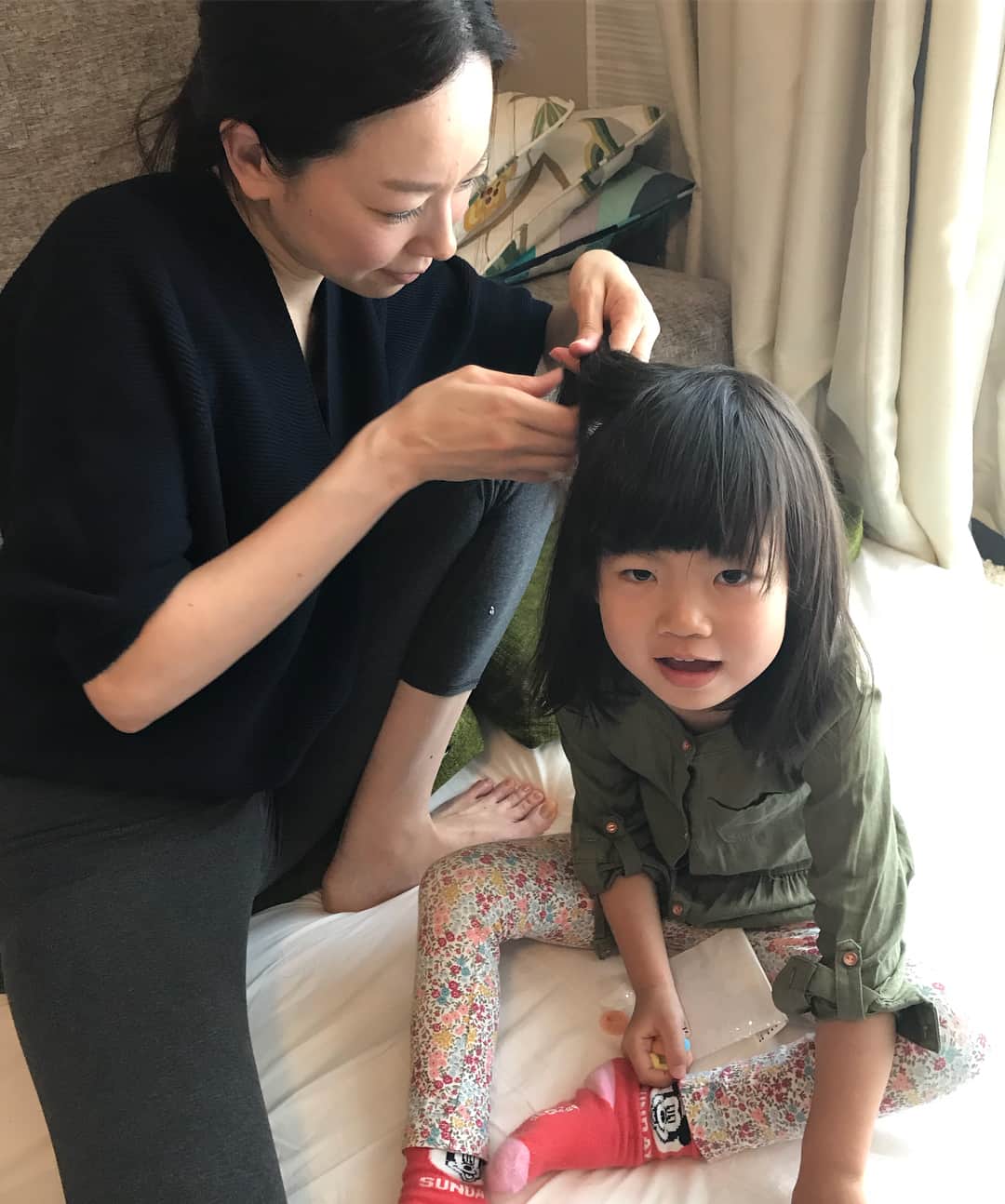 のインスタグラム：「今日はいづみちゃんのヤムナの日！！ 終わって私が化粧してる間に、姫の編み込みをやってくれました(≧∀≦) 私はほんと、できないのでありがたい（笑）！ その後は桜を見ながら品川アトレのAWキッチンへ(๑˃̵ᴗ˂̵) お腹空いて居たチビ達、ちゃんとたくさん食べてました！  そしてその後実家へ向かう電車でも、いづみちゃんにもらったお菓子を食べてワイワイ(≧∀≦) 息子殿の目もだいぶ良くなってきて、あざも黄色くなってきたから後少しかな？  はじめ見たときはこんなになるとは思わなかったので、ビックリしたけど、病院でも特に何も異常はなく終わったので良かったです！  男の子はヒヤヒヤだわ〜！ #山口いづみ#本当に可愛い#親友#同じ誕生日#息子殿姫#息子殿#姫#桜#目黒川」