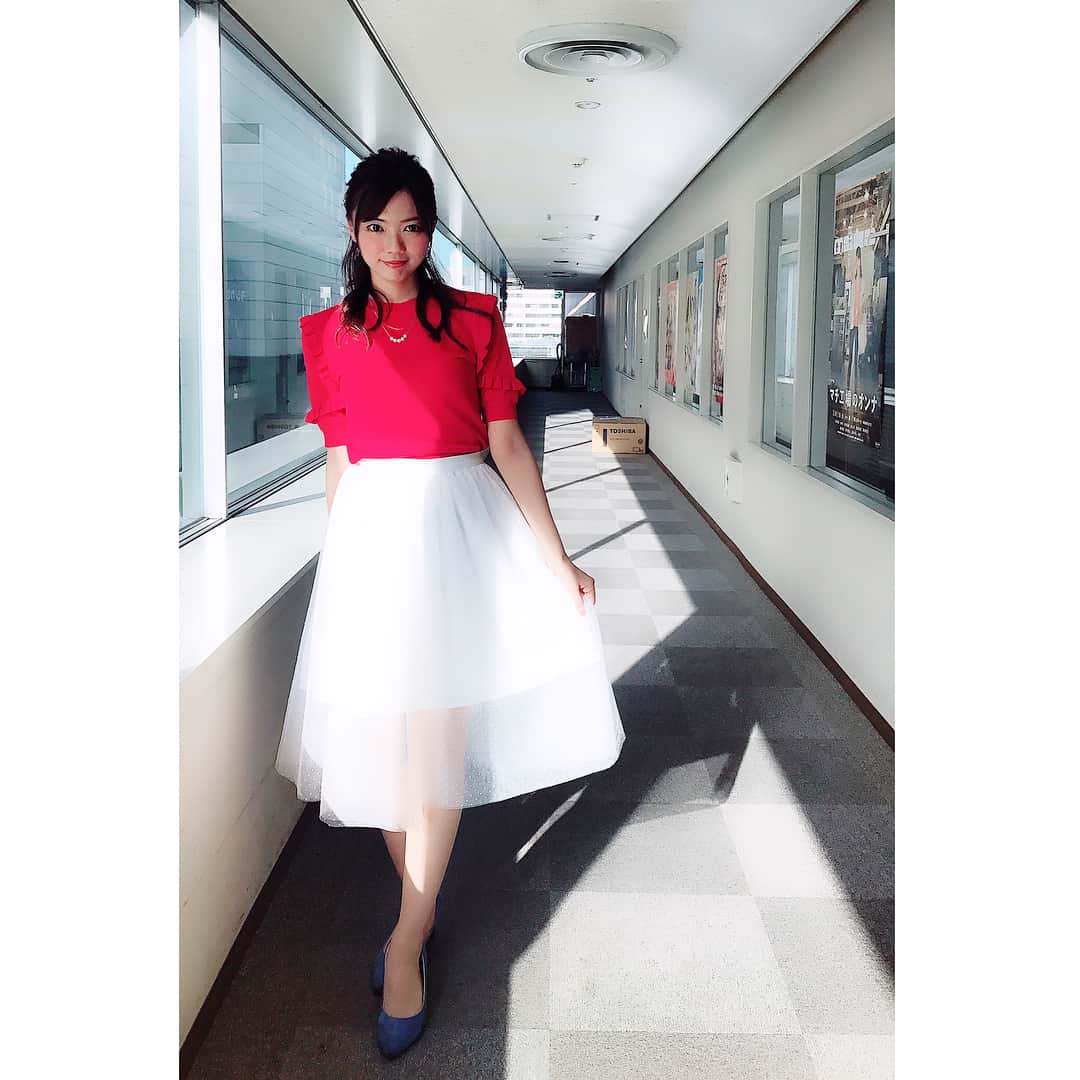 のインスタグラム：「🌹♡🌹♡🌹♡ OA見て下さった方、 ありがとうございました！ 今日のスタジオ衣装です☻！！ tops @agbyaquagirl  skirt @ingnistore  heel @lowrysfarm_official  スタイリスト大井さんのコーディネート♫ ありがとうございました！ #nhk #fashion #instafashion #ootd #coordinate #agbyaquagirl #ingni #love #happy #followme #ハーバリウム #flower #衣装 #トレンド #キャスター #リポーター #アナウンサー #女子アナ #名古屋 #japan」