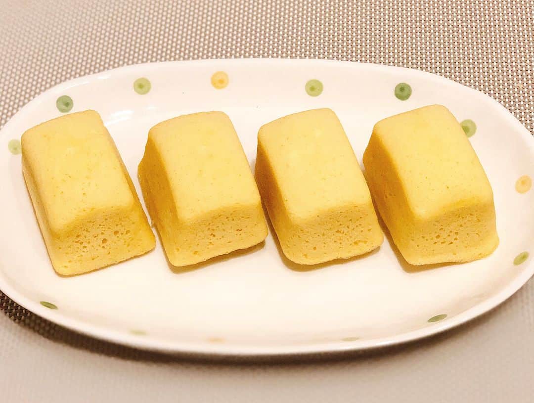 宇内梨沙さんのインスタグラム写真 - (宇内梨沙Instagram)「この時間に 甘いものが食べたく なってしまったので 数日前にネットで話題になった 「製氷器で蒸しパン」 を作ってみました☺️ 美味しいし形も均一で可愛い✨ #製氷器 #蒸しパン #10分で #牛乳は豆乳に #サラダ油はオリーブオイルに #砂糖もはちみつにしたらより健康的かもしれない おやすみなさい😴」3月24日 23時55分 - risaunai