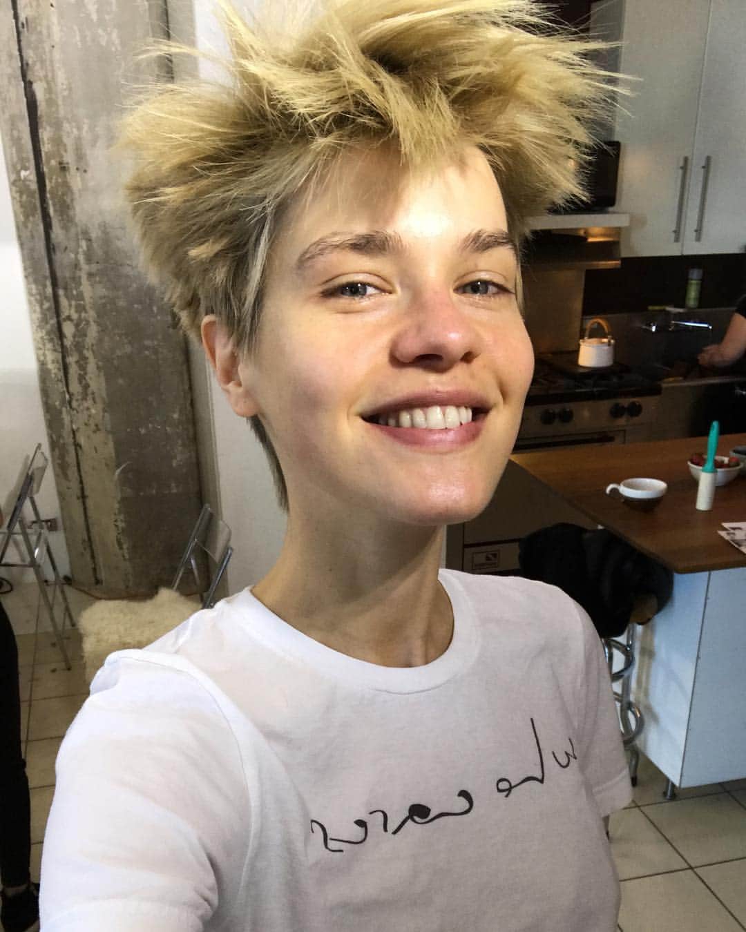 のインスタグラム：「#ALLSMILES  Saturday morning in Brooklyn the sun is out and I feel very free very ME!!! All enthusiastic and excited for the future. Why ? Because I’m starting to trust a little more in myself and in the world. I trust that I’m exactly where I’m supposed to be - having the experiences I need to have in order to grow. Trust and acceptance are not always easy to find in yourself, I often feel overwhelmed with everything - doubting myself and my path.  But it’s okay it’s a learning process. And I’m slowly realizing that I have so much to give - And I can’t wait to express myself more... #somuchtocreate #somuchtoshare !!! Ohhhh and yes my hair is inspired by my favorite children’s book #struwwelpeter ❤️ lol!! #beyourself #trustinyourself  #trustintheuniverse 🌀 #followyourheart #lifeisdivinechaos #saturdaymornings #rawness  Always dressed by my favorite designer 👚: @yeahotmess」