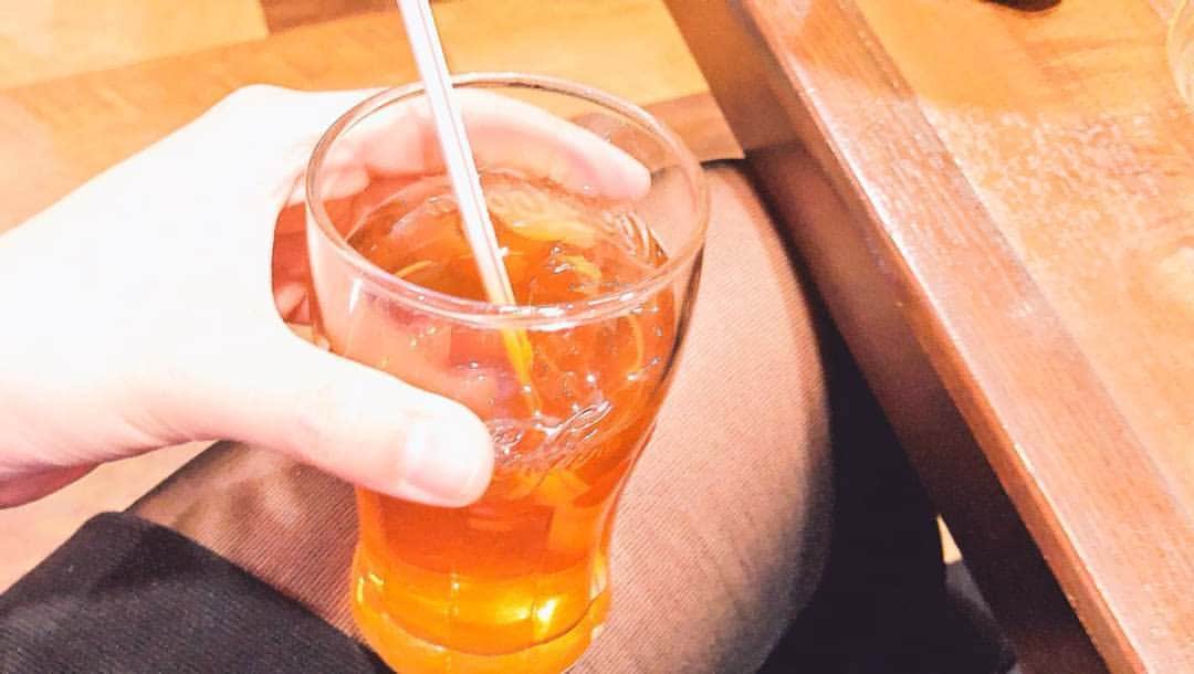 のインスタグラム：「こうやって持つとシコシコしたくなっちゃうから、コップやグラスは両手で持ちますいちかです///♡」