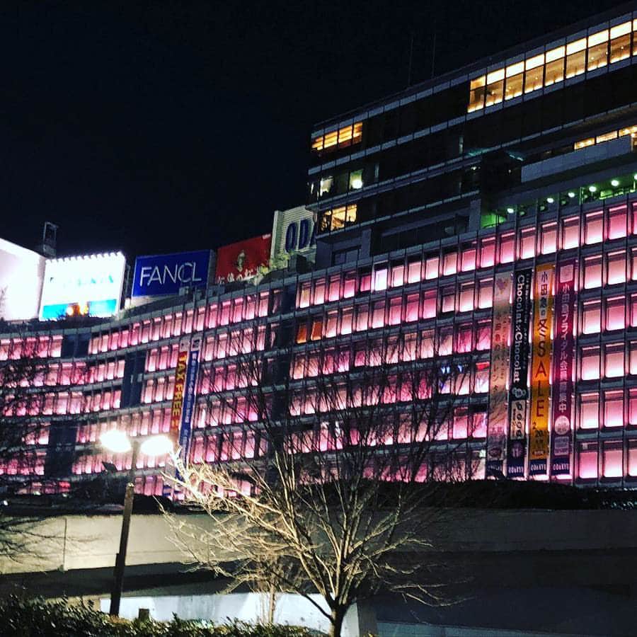 のインスタグラム：「真っピンクの小田急百貨店 真っ赤な下着のいちか  下着写真よりもこっちの方がレアかな？って載せてみた♡笑 さて今日も五反田で商談です♡」