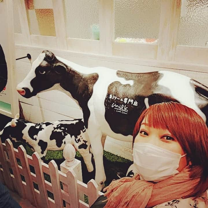 五十嵐サキさんのインスタグラム写真 - (五十嵐サキInstagram)「朝の出来事😆🎵🎵🎵 #南海本線#なんば #駅構内 #やすえ姉さん  #バッタリ会いました #凄い勢いで #話題の #生クリーム専門店 #milk#なんばcity #開店前から並びました #45分#並びました #私#1分で完食 #やすえ姉さんご馳走でした #激ウマ #幸せ #未知やすえ　姉さん #別楽屋 #たかおみゆき　さん #鮫島幸恵　ちゃん #五十嵐サキ #吉本新喜劇 #よしもと新喜劇」3月25日 13時11分 - saki_igarashi