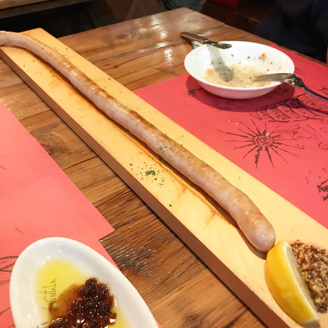 神戸蘭子さんのインスタグラム写真 - (神戸蘭子Instagram)「美味しいピザ食べました🍕  #ピザ #うに #マルゲリータ #長いソーセージ #家族で外食 #子連れごはん」3月25日 13時11分 - ranran0414