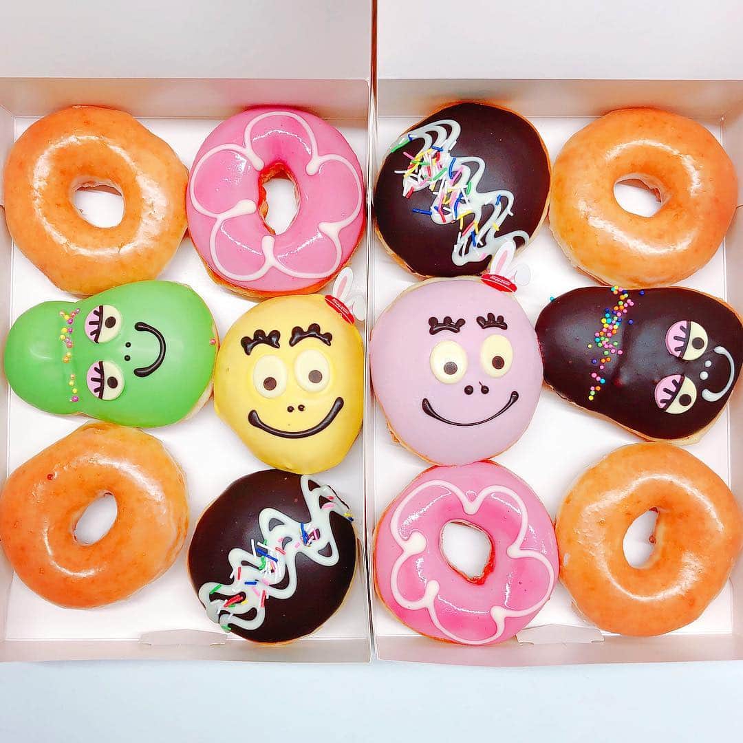 東城咲耶子のインスタグラム：「楽屋で、おじさまたちと「こ、これがインスタ映えか…」って言ってた🙃ありがとうございます！ #donuts #krispykreme #desert #sweet #sweets #スイーツ #デザート」