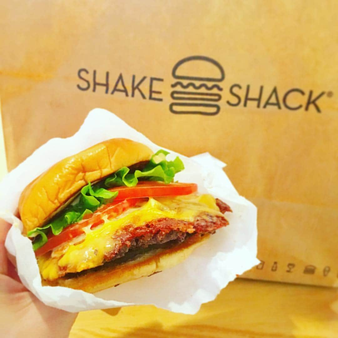 あびる優さんのインスタグラム写真 - (あびる優Instagram)「😋🍔💕 #lunch#shakeshack#ランチ#ハンバーガー#シェイクシャック#美味」3月25日 13時33分 - yuabiru74