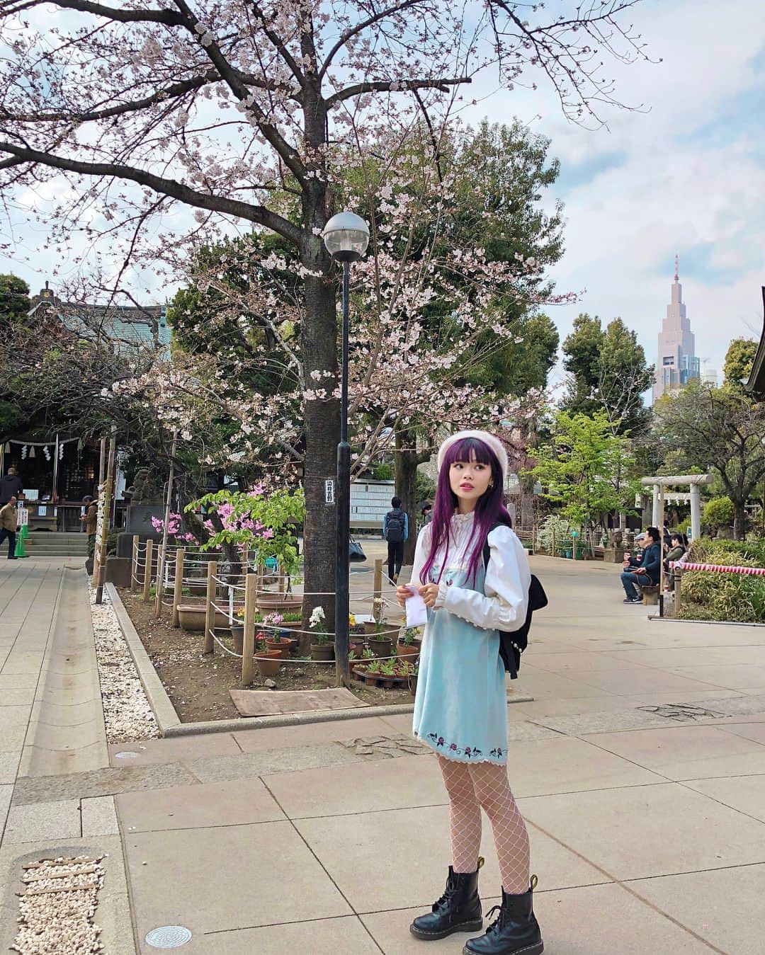 瀬戸あゆみさんのインスタグラム写真 - (瀬戸あゆみInstagram)「Welcome to Tokyo @infrontofapple in sakura season🌸🌸🌸 Her first shrine experience⛩ だいすきなMeiが東京にやって来た！ わたしとまゆげ🐶の朝のルーティーン(モンマスティー → 鳩の森神社)に連れて行って、お参りの仕方も教えたよ。 門の前ではお辞儀を必ずするんだよ、とか、二礼二拍手一礼、とか。 海外かぶれだと思われてるとは思うけど、日本の文化も愛してます。笑」3月25日 13時33分 - setoayumi