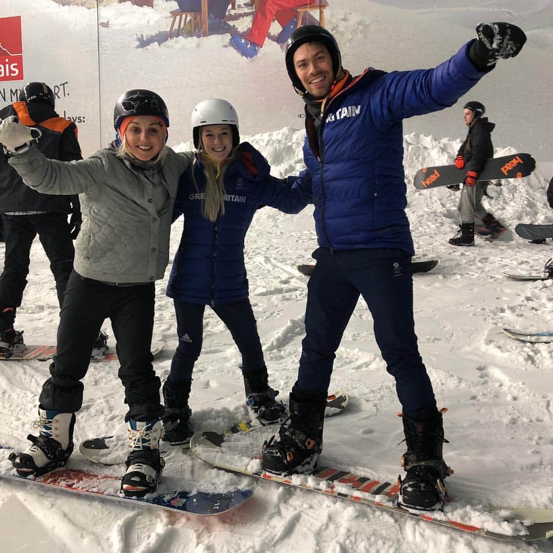 ニコラス・バックランドのインスタグラム：「Thanks to @thesnowcentre and @aimee_fuller for an amazing afternoon learning to snowboard!! . . . . #snow #snowboarding #snowday #learning #teamgb #snowcentre #athletes #athlete #olympians #fun #new #fall #falling」