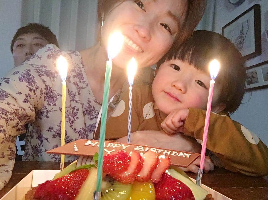 花盛友里のインスタグラム：「昨日35歳になりました。 ついにカメラマンになって10年目の年に投入！！ そしてたくさんのおめでとうDMありがとうございます！ ほんとに皆様に支えられてるなぁって日々感謝感謝でございます😭😍 昨日の緊張しまくりの番組出演の後はお家でまったり旦那さんが予約してくれただーいすきなフルーツタルトをみんなで食べたよ。 何にもいらない、これで充分！ 願い事はもちろん「みんなが健康でいられますように」 どうかみんなとみんなの大切な人も健康でいられますように。 辛いこと、諦めそうになる壁、たくさんあるけど、全ては、生きてればこそ！！ 乗り越えたら一つ大きな自分になれるよ。 何か辛いことがあったら誰でもいいから相談するのだ。 「生きれてばこそ」 この言葉しょっちゅう思い出してわたしもよく歯を食いしばって頑張っているよ。 続けるのも諦めるのもそれぞれ勇気！ 大事なのは全部自分で決めること。 誰のせいにもしないこと。 もう直ぐ新学期。 色んなことがあるけれど、芯を持って前に進もうね。 そうでありたいとおもうだけで人は変われるとわたしは思うよ！ あーケーキ美味しかったなぁ。 . . #ケーキ #35歳 #family #love」