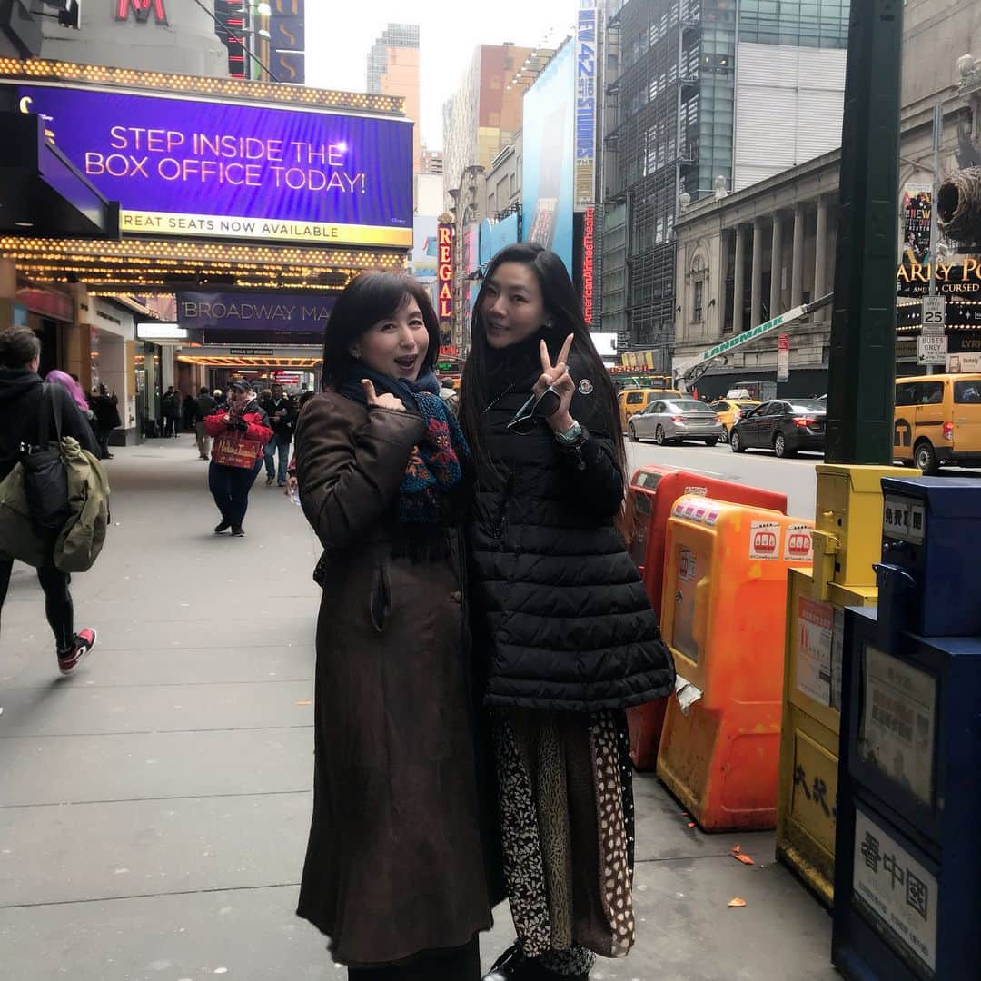 のインスタグラム：「Yey😘Here we r 🍎 Honored to spend time with Karincho san in NYC who was top star atTakarazuka when I was just a freshman 😘😬🤗🍎私が宝塚で最下級生の時のトップスターさん、#杜けあき  さんにななんと#nyc🍎 でご一緒させて頂ける日が来ようとは 🍎😘有難すぎて信じがたい🙏🙏🙏#yukkosan  ともご一緒にプチ宝塚同窓会#takarazuka #reunion #takako #takakonystylin🍎 #takarazukaog#yokawao」